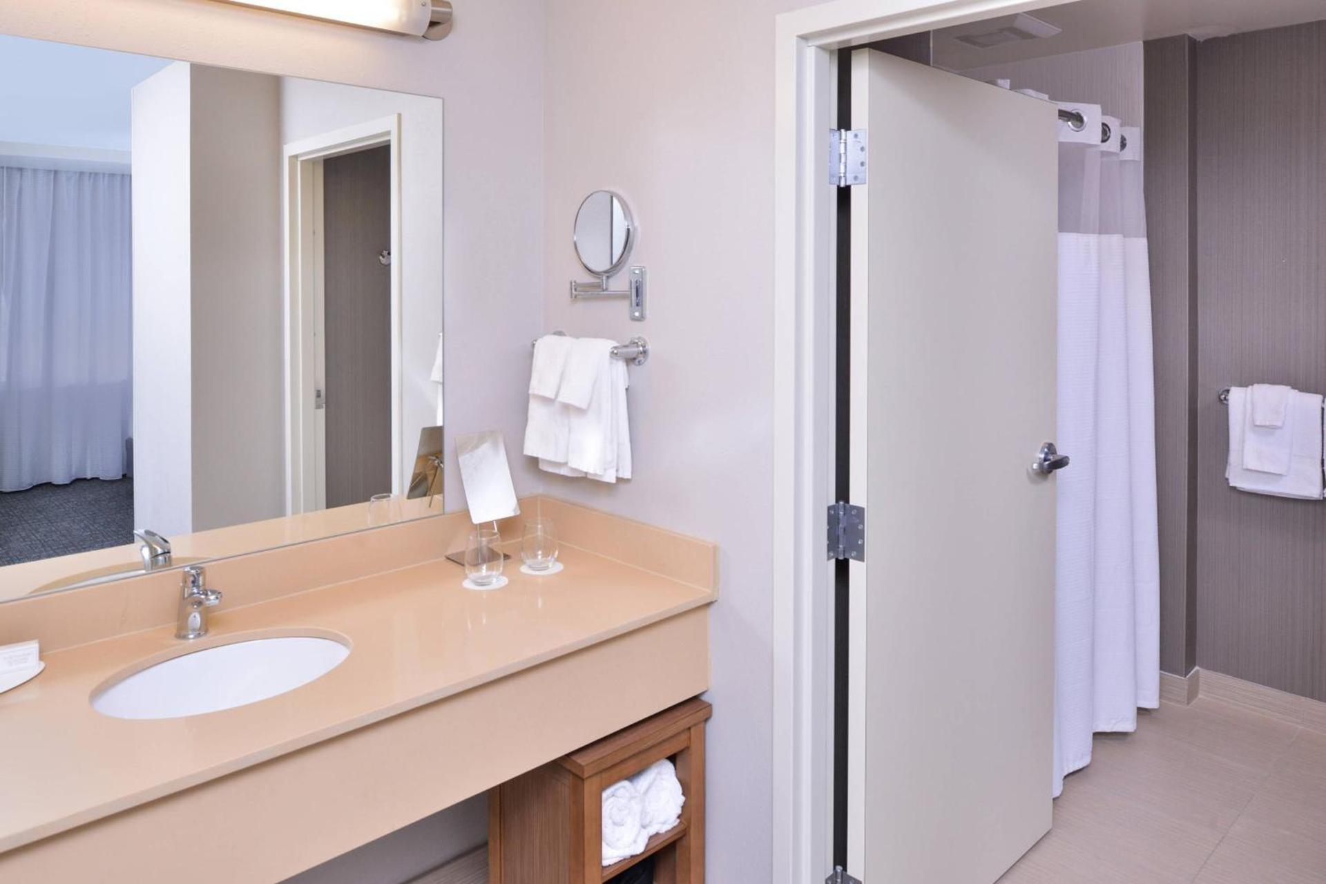 Courtyard by Marriott Columbus Grove City photo 32