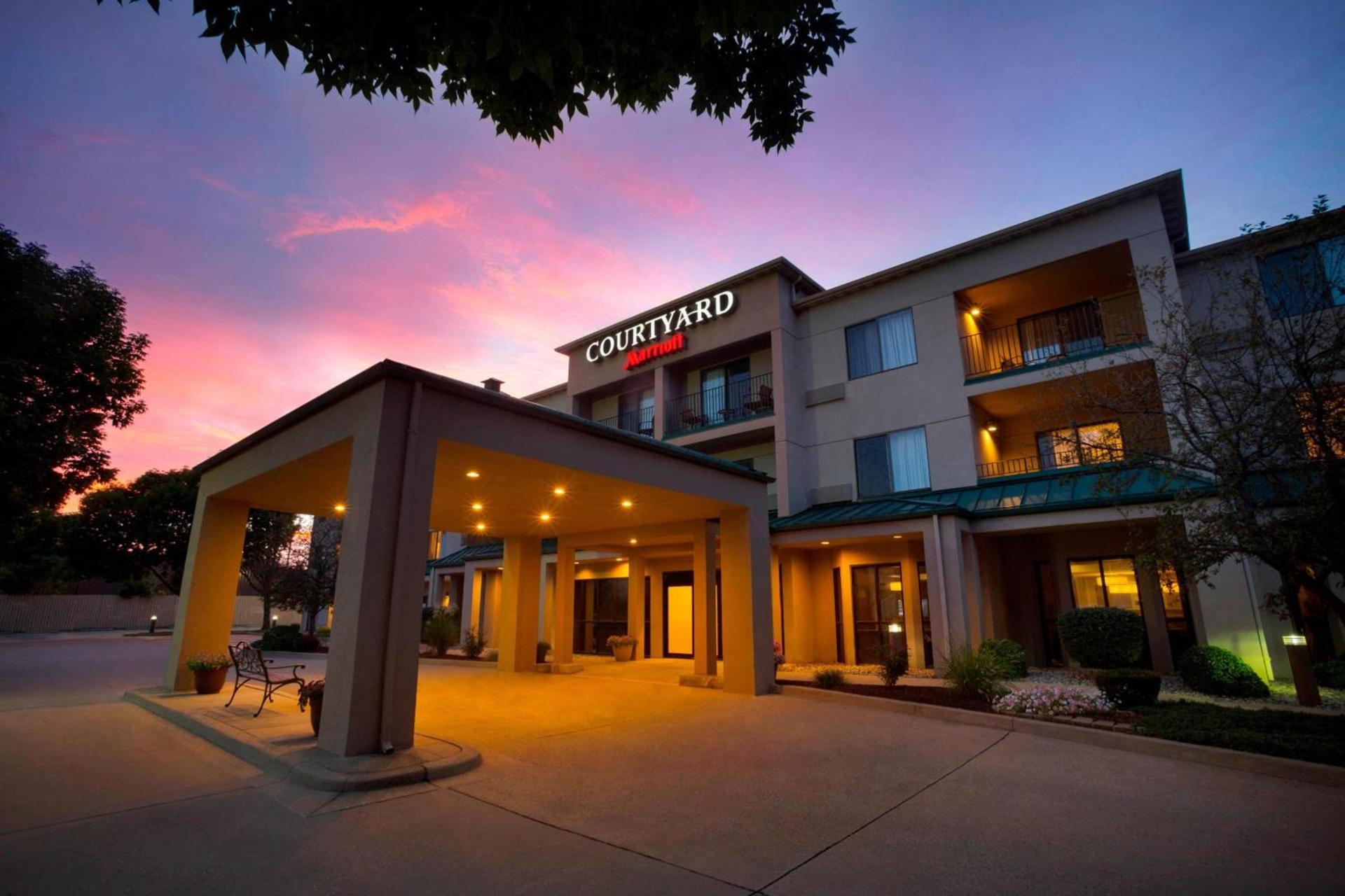 Courtyard by Marriott Champaign photo 2