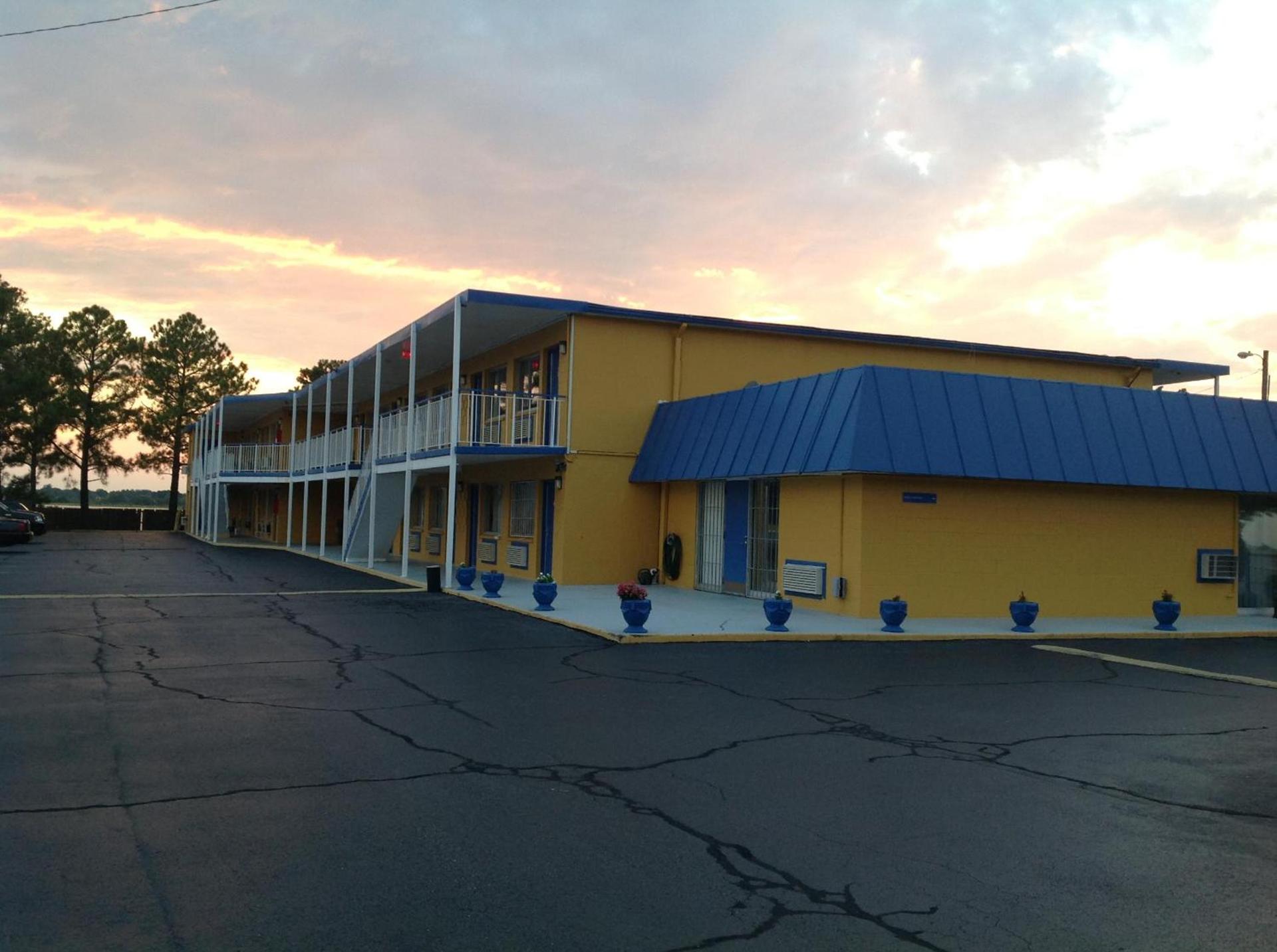Belmont Inn and Suites photo 3