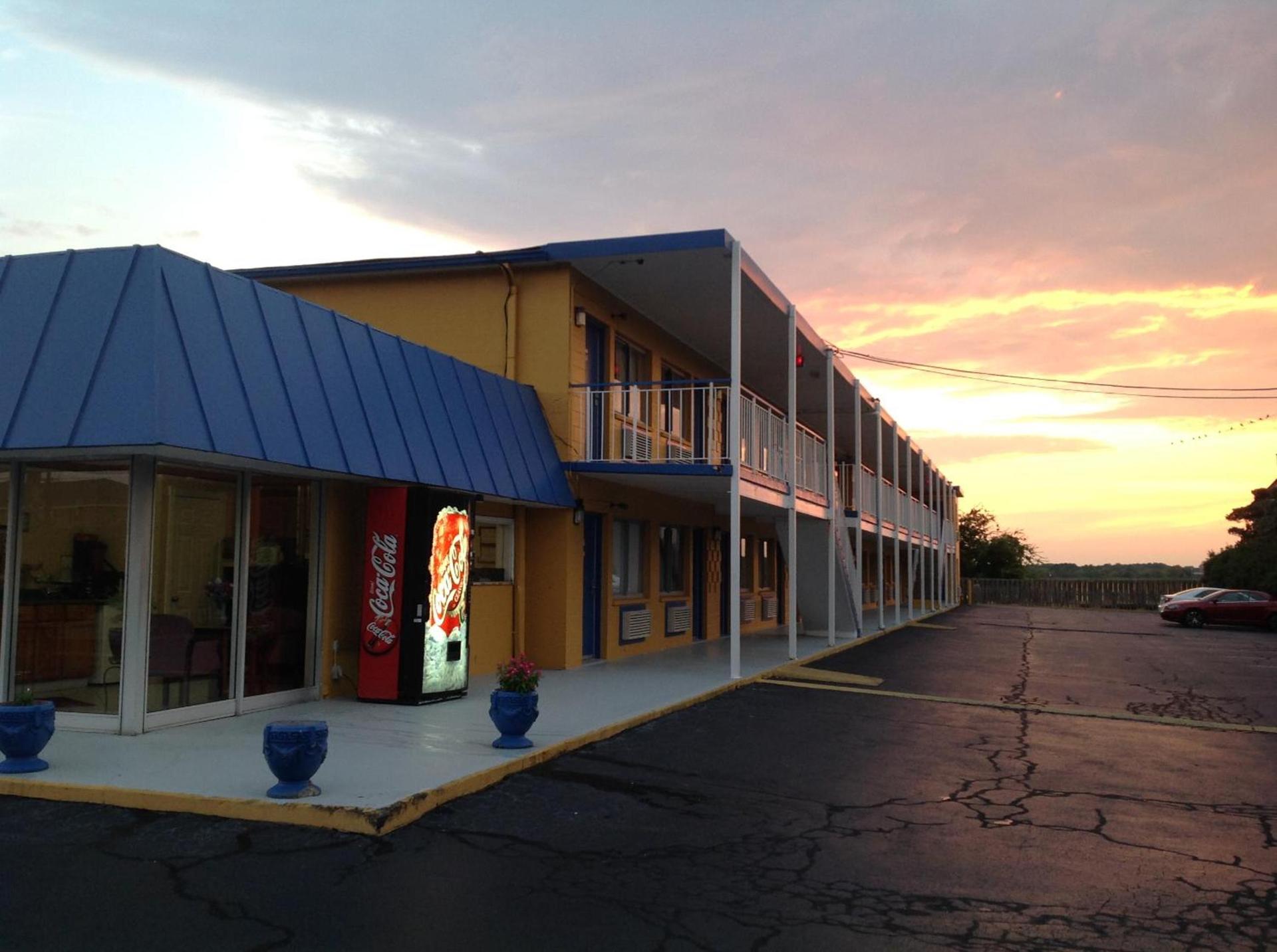 Belmont Inn and Suites photo 1