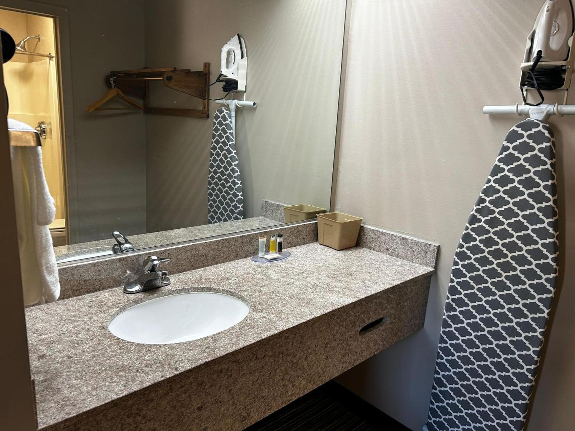 Econo Lodge Elberton photo 22