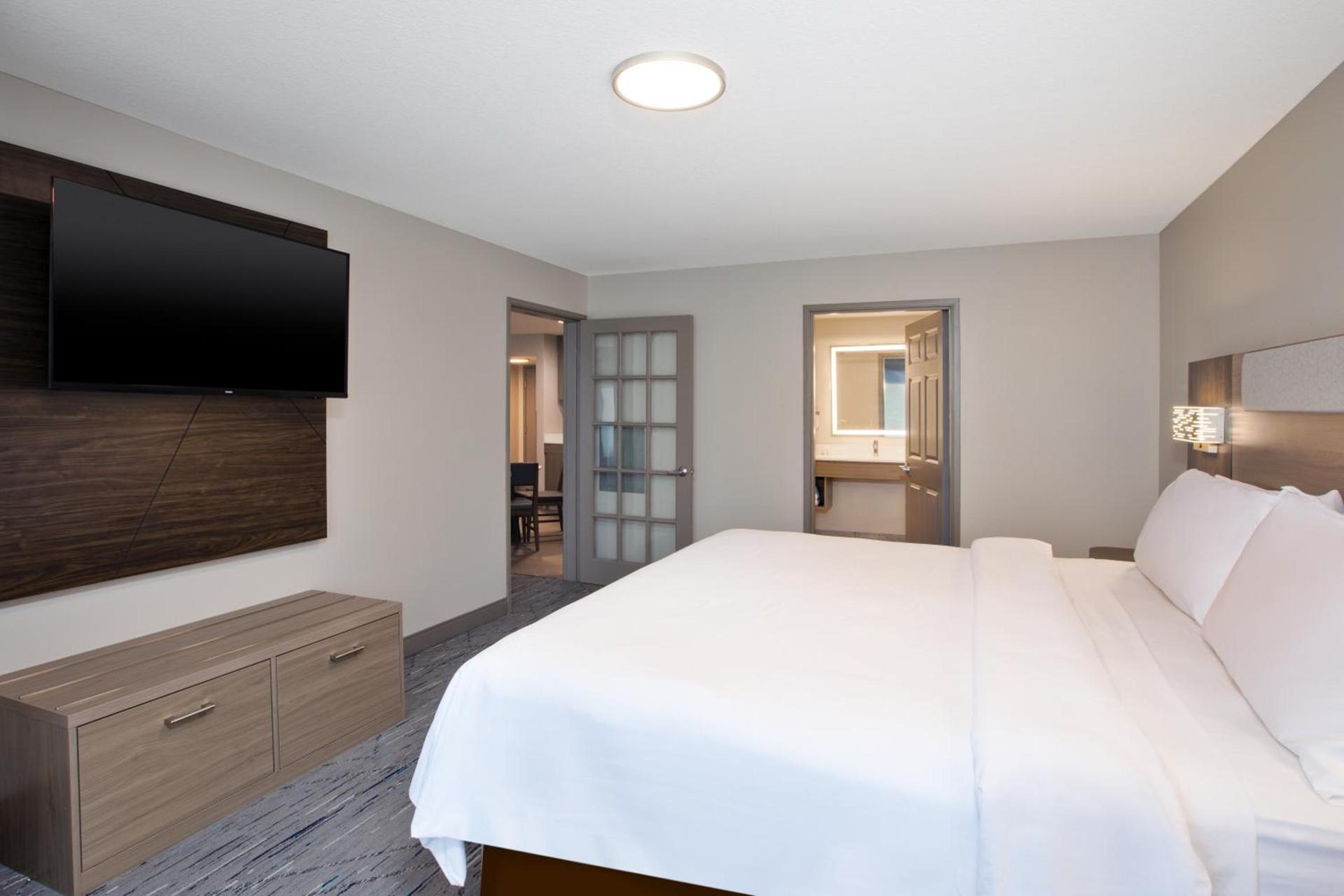 Holiday Inn Express & Suites Milwaukee NW - Park Place by IHG photo 9