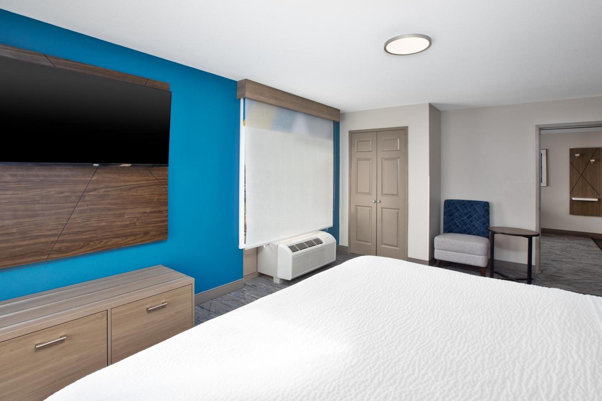 Holiday Inn Express & Suites Milwaukee NW - Park Place by IHG photo 13