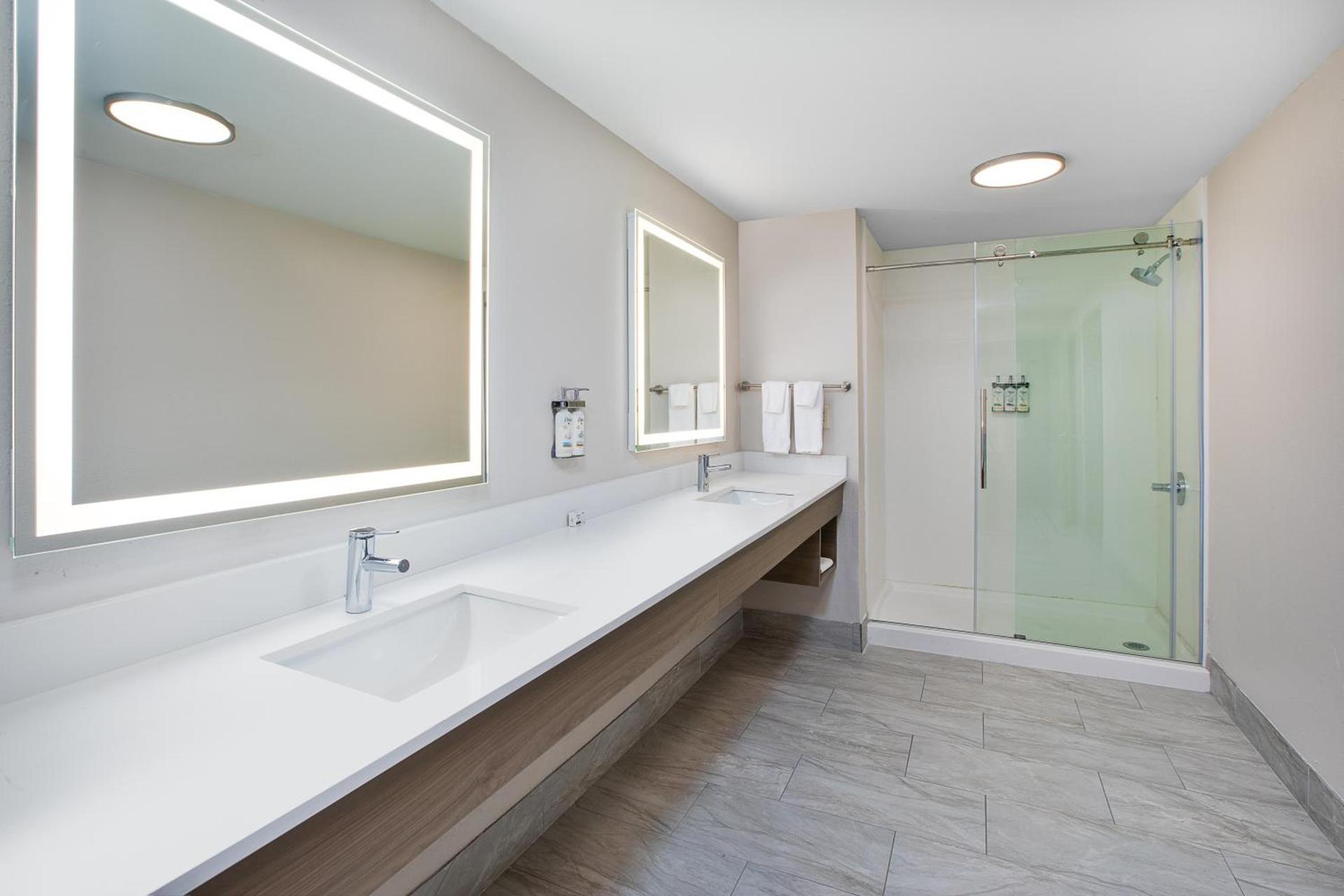 Holiday Inn Express & Suites Milwaukee NW - Park Place by IHG photo 18
