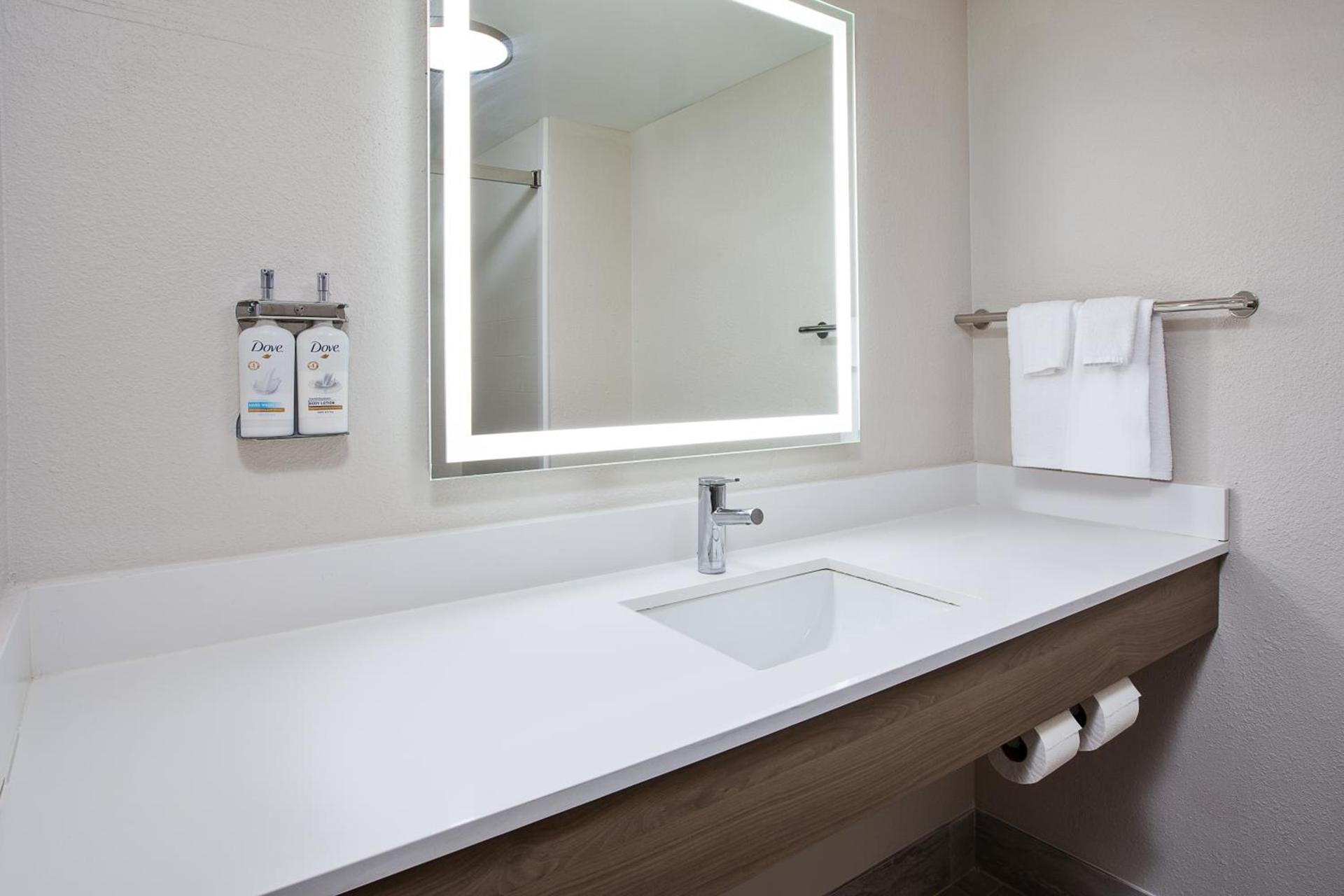 Holiday Inn Express & Suites Milwaukee NW - Park Place by IHG photo 20