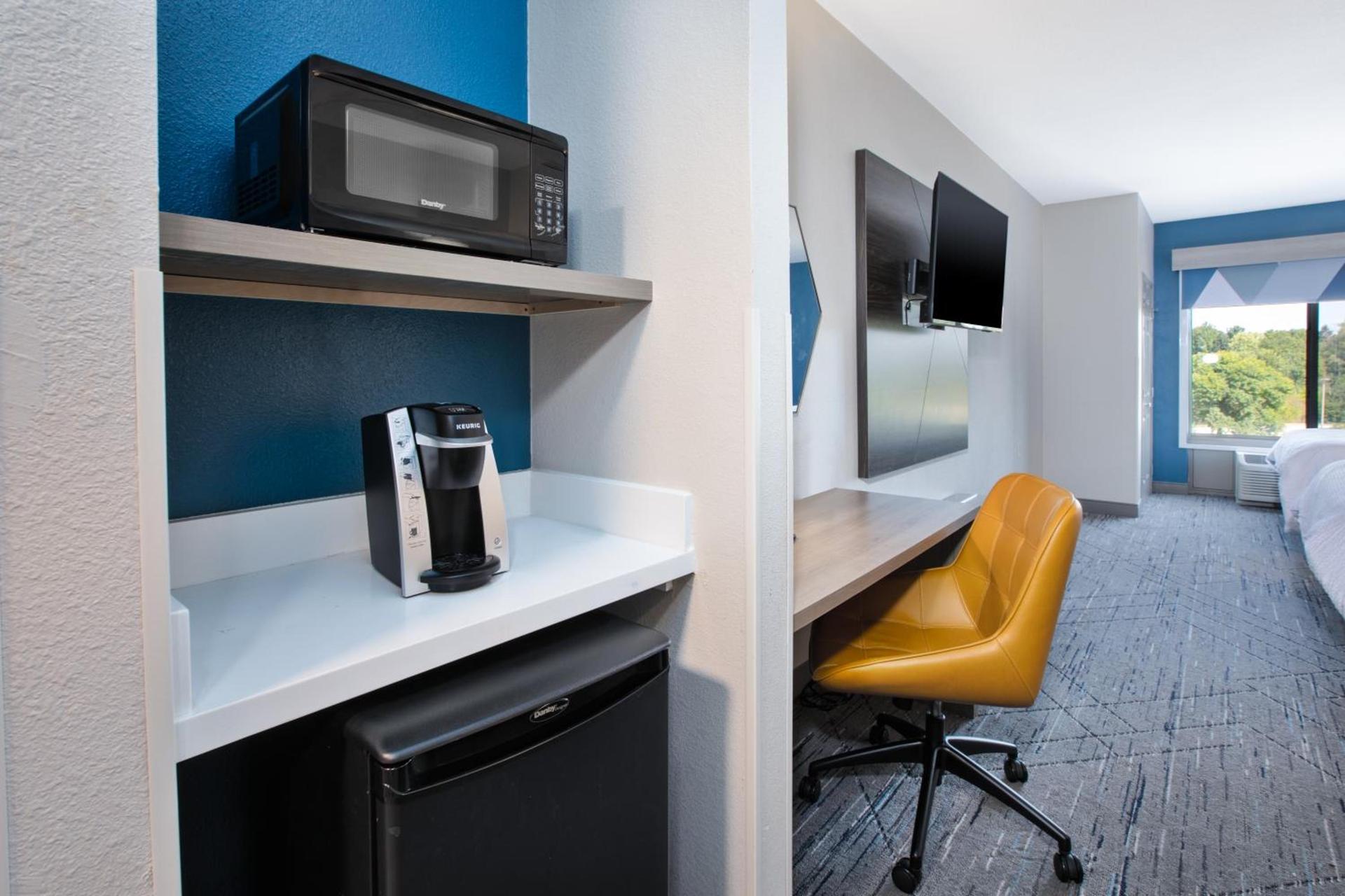 Holiday Inn Express & Suites Milwaukee NW - Park Place by IHG photo 21