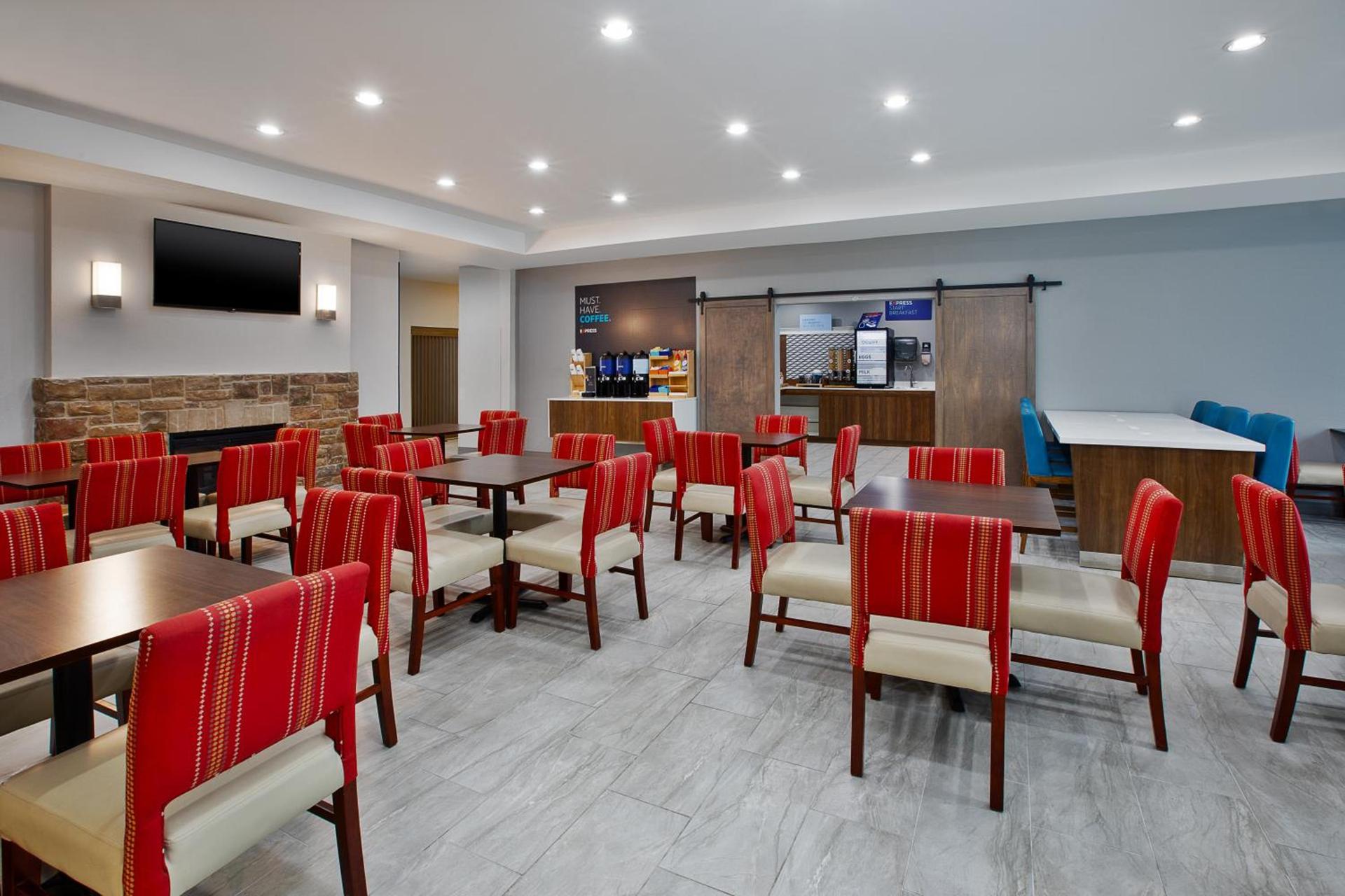 Holiday Inn Express & Suites Milwaukee NW - Park Place by IHG photo 30