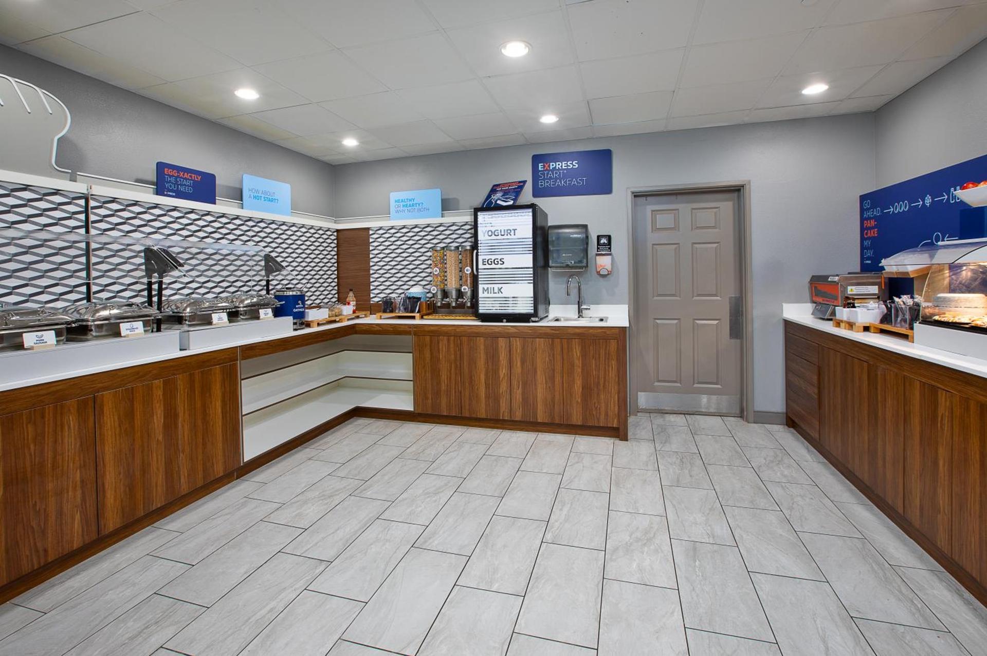 Holiday Inn Express & Suites Milwaukee NW - Park Place by IHG photo 31
