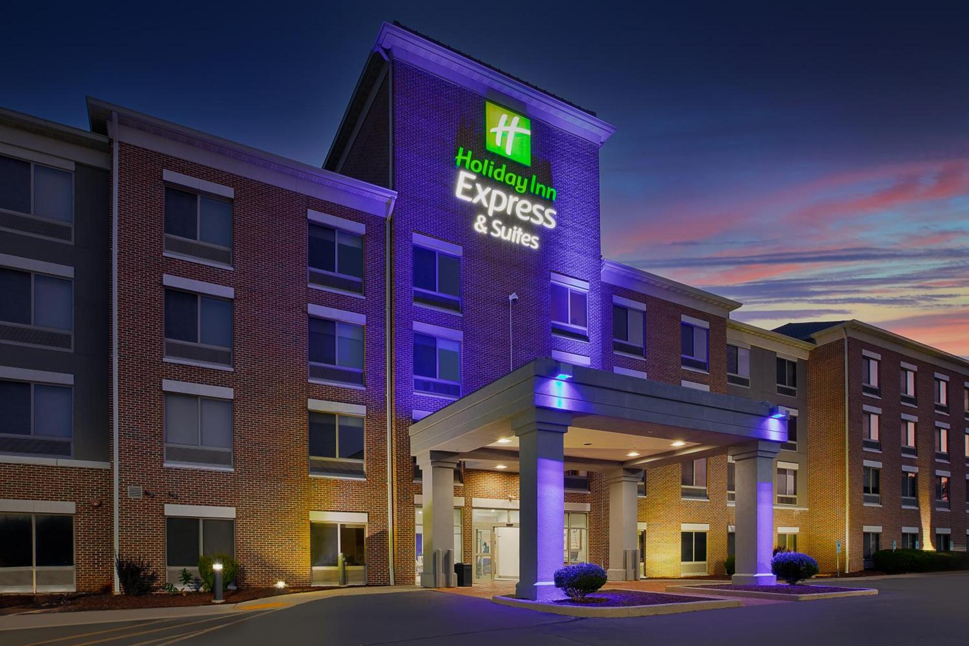 Holiday Inn Express & Suites Milwaukee NW - Park Place by IHG photo 1