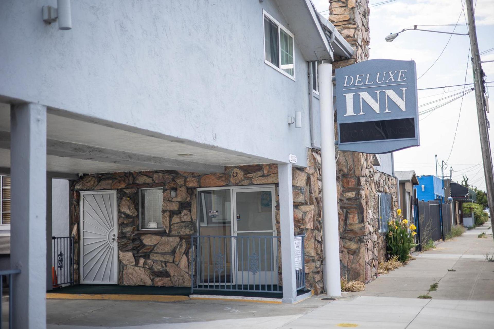 Deluxe Inn photo 1