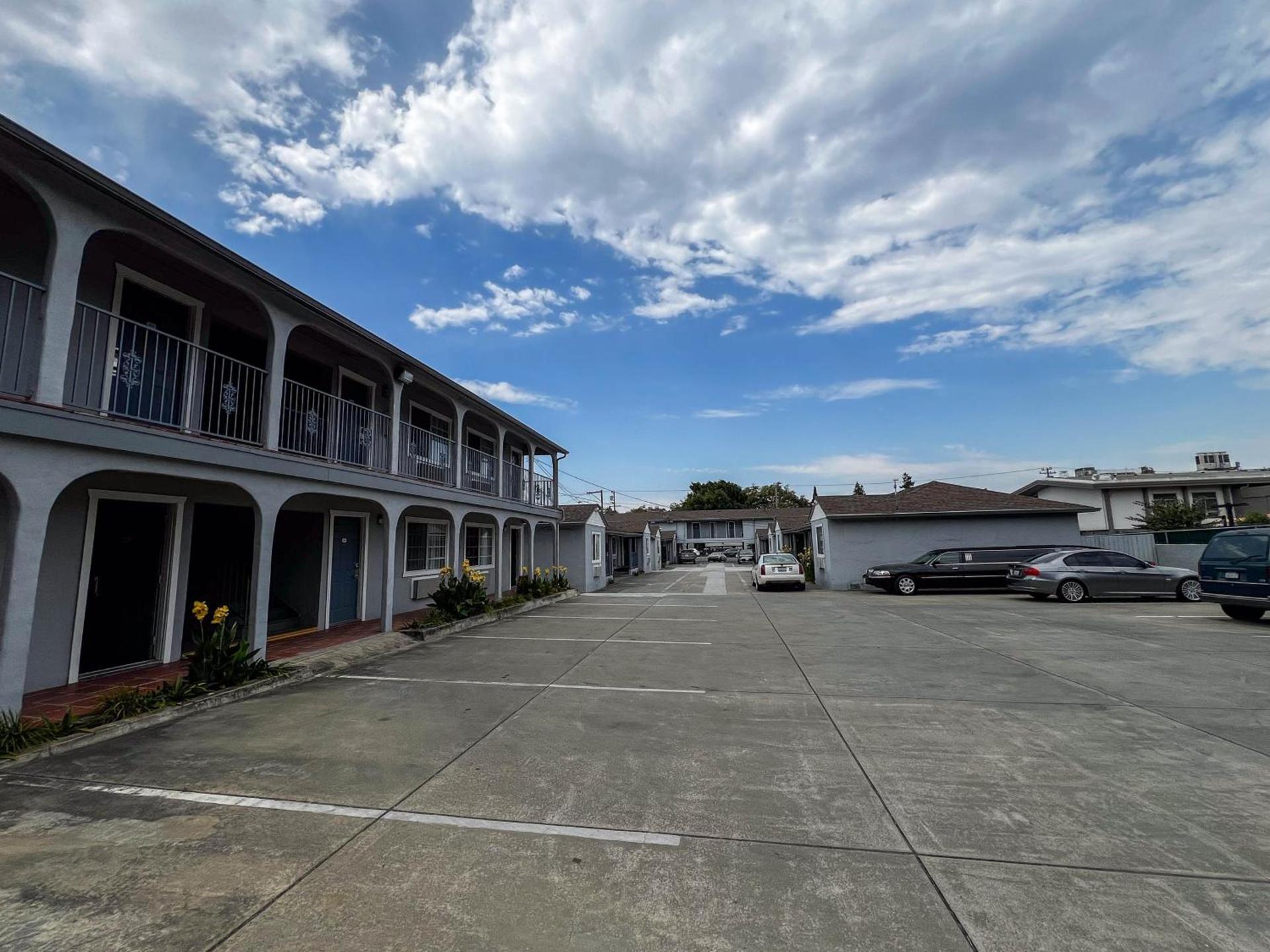 Deluxe Inn photo 6