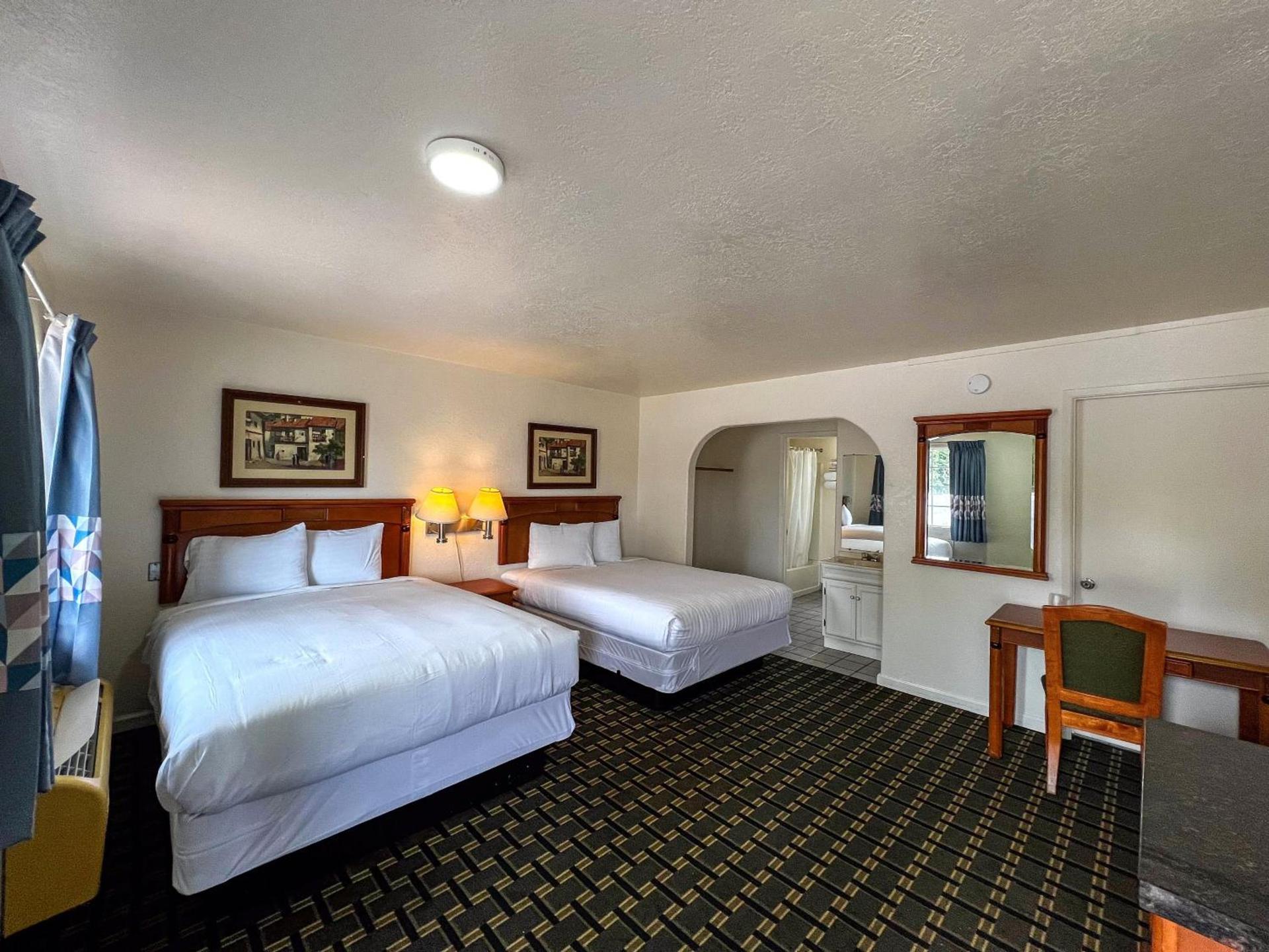 Deluxe Inn photo 10