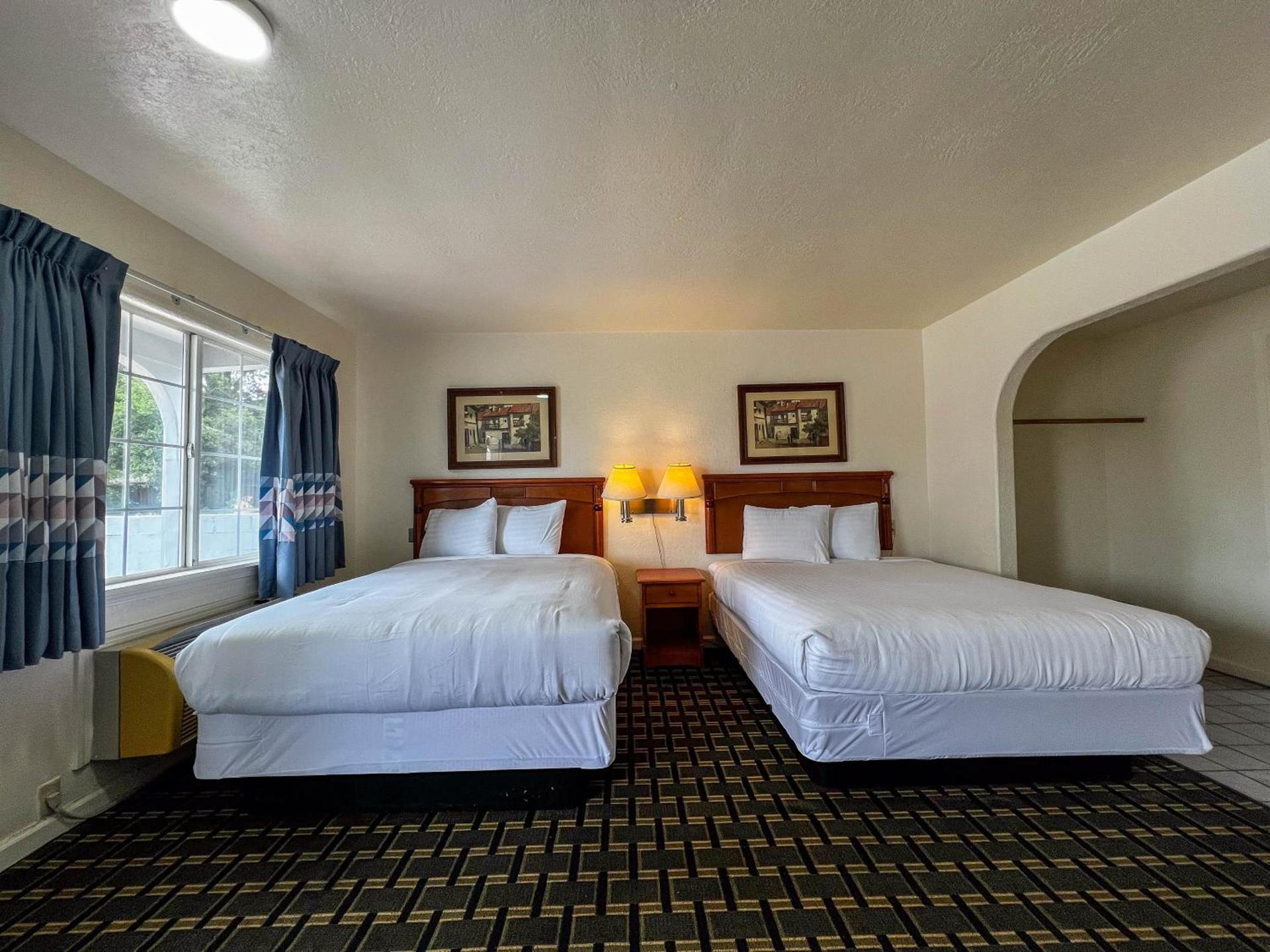 Deluxe Inn photo 11