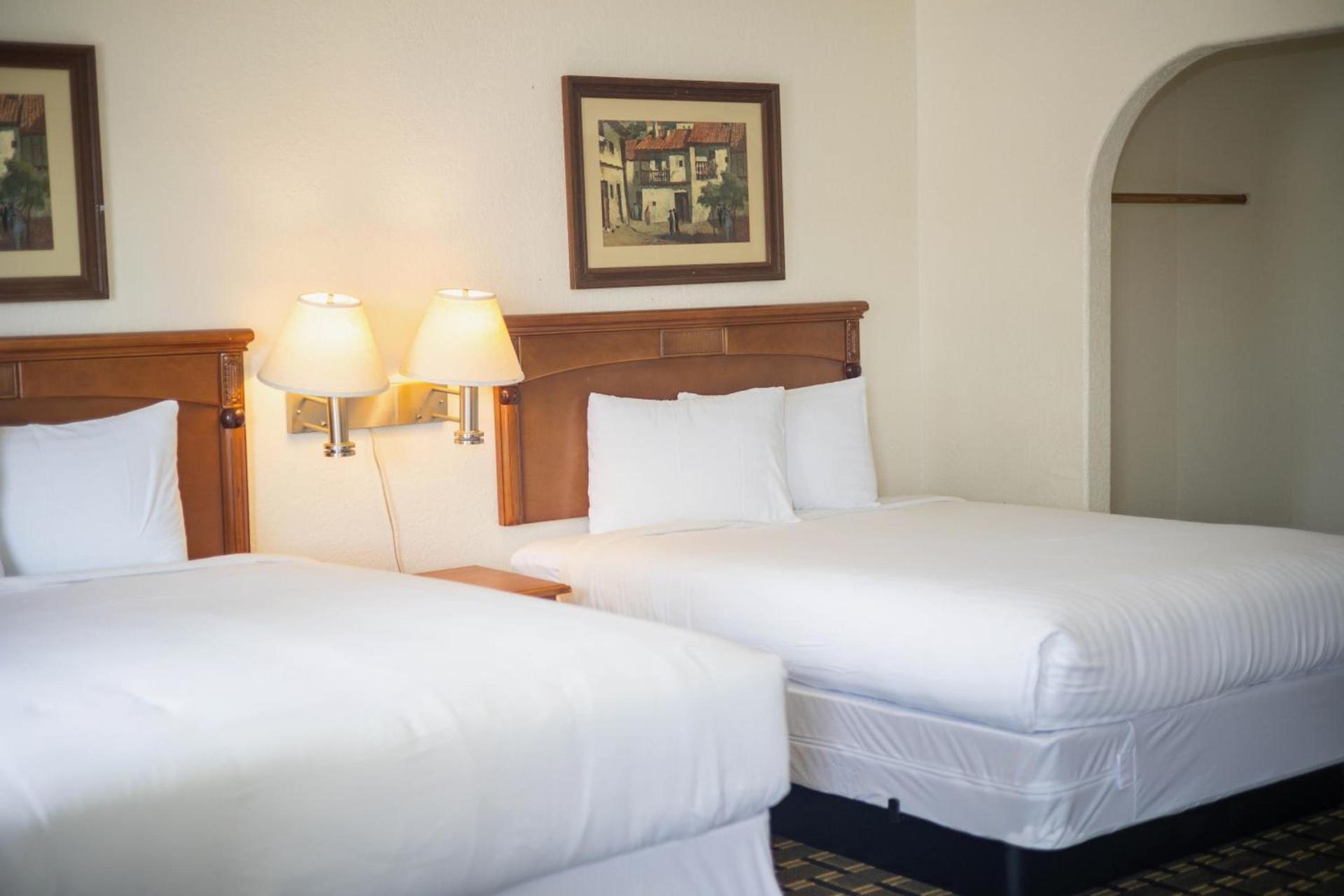 Deluxe Inn photo 12