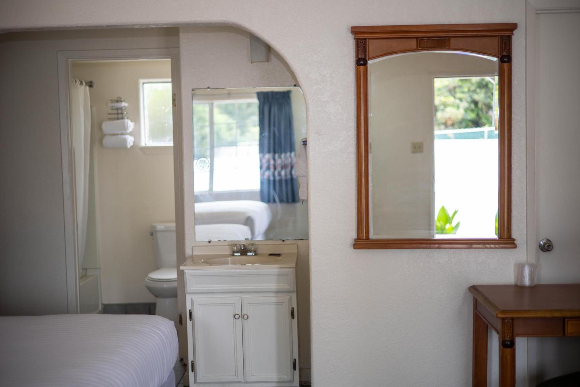 Deluxe Inn photo 13