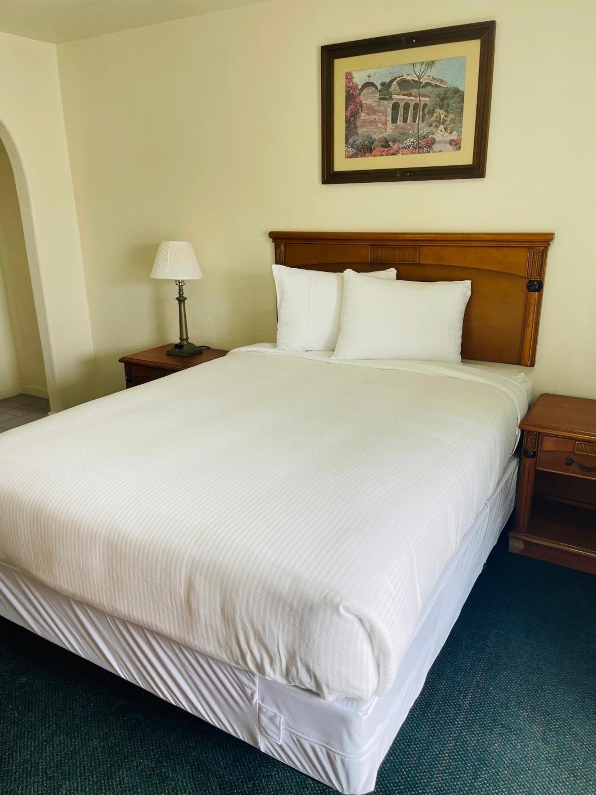 Deluxe Inn photo 16