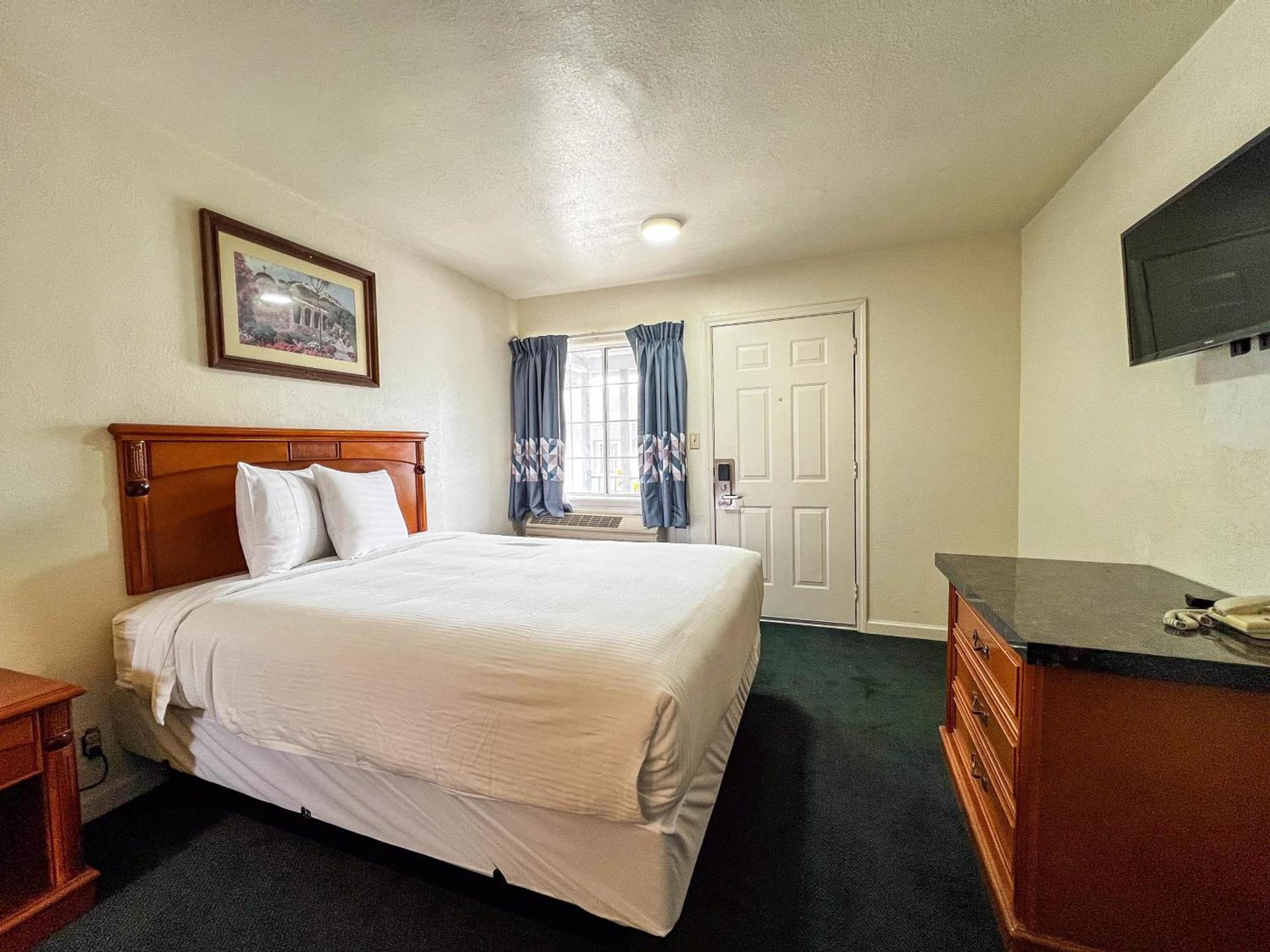 Deluxe Inn photo 18
