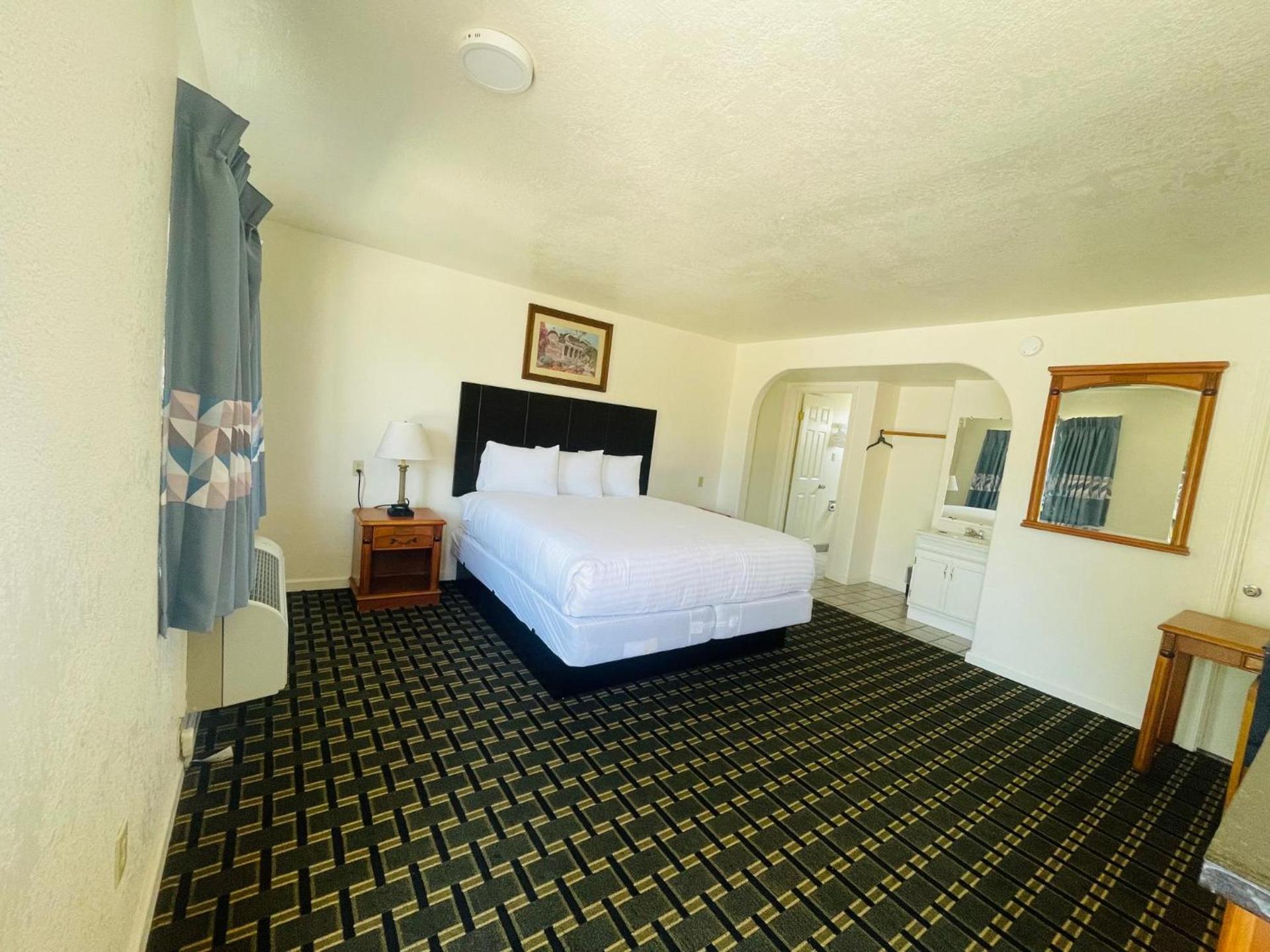 Deluxe Inn photo 19