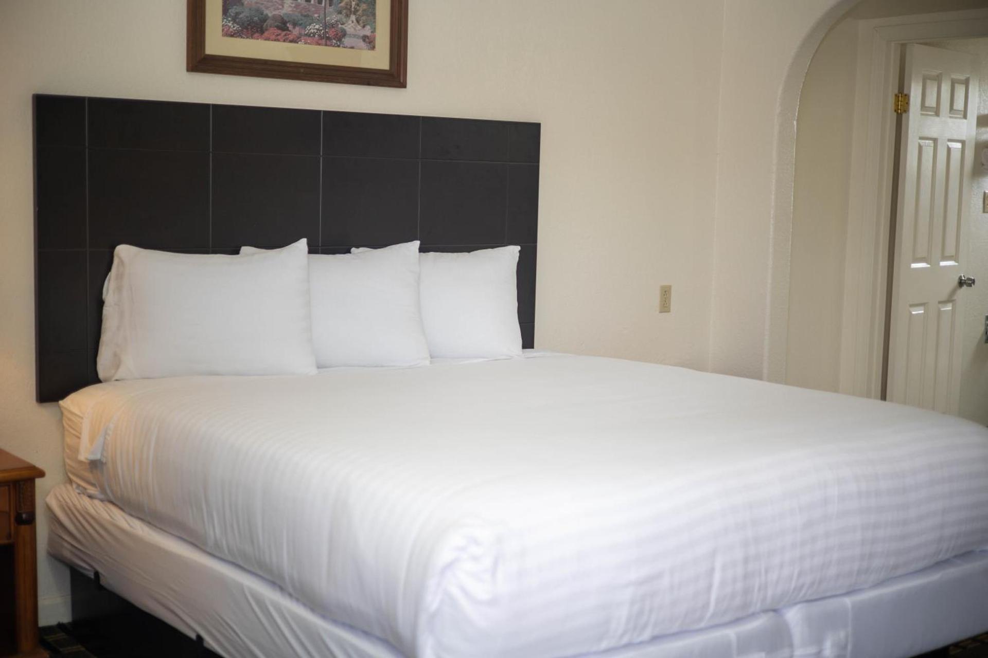 Deluxe Inn photo 20