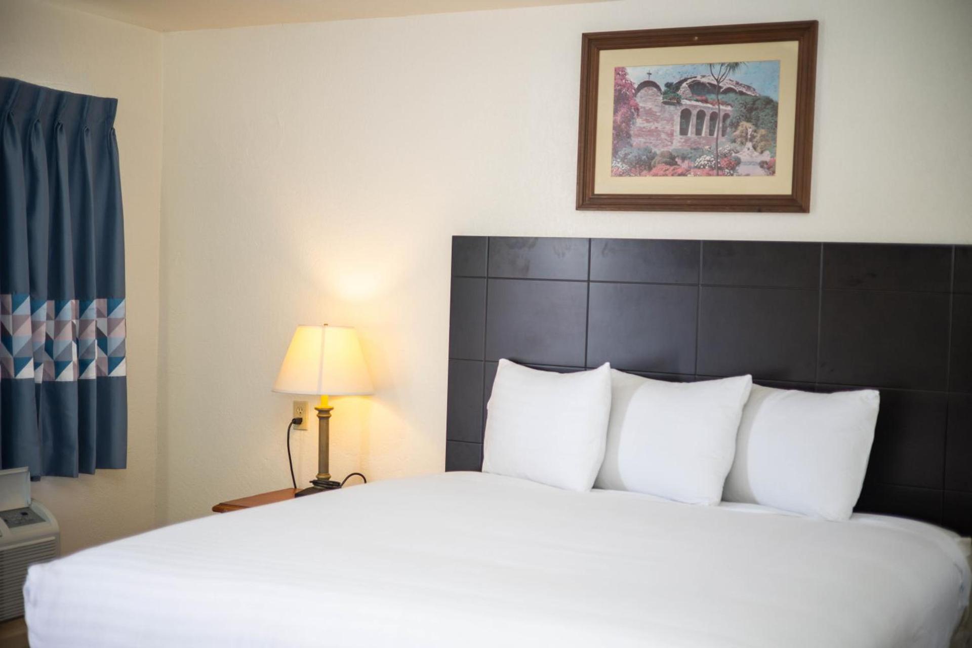 Deluxe Inn photo 21