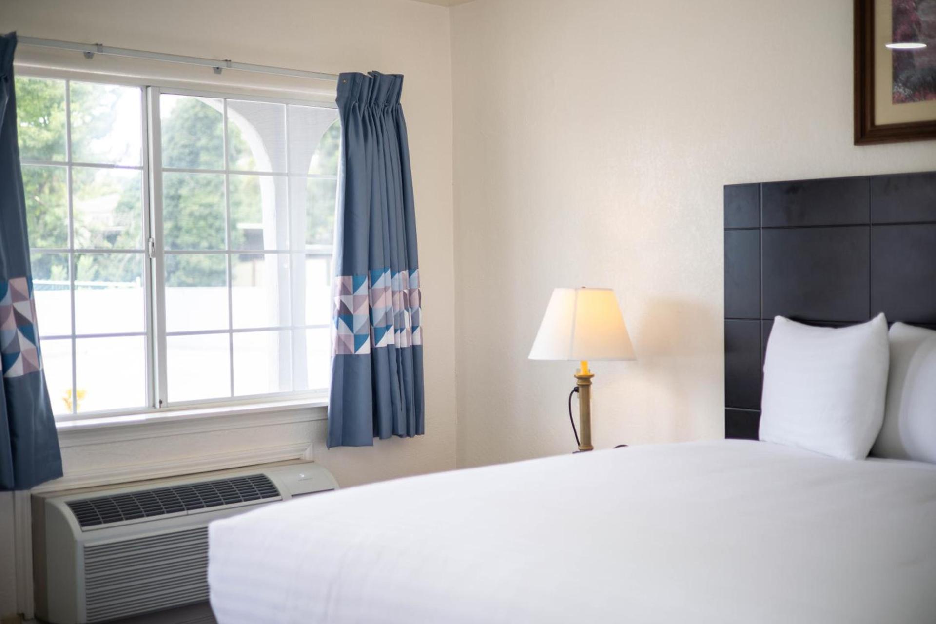 Deluxe Inn photo 22
