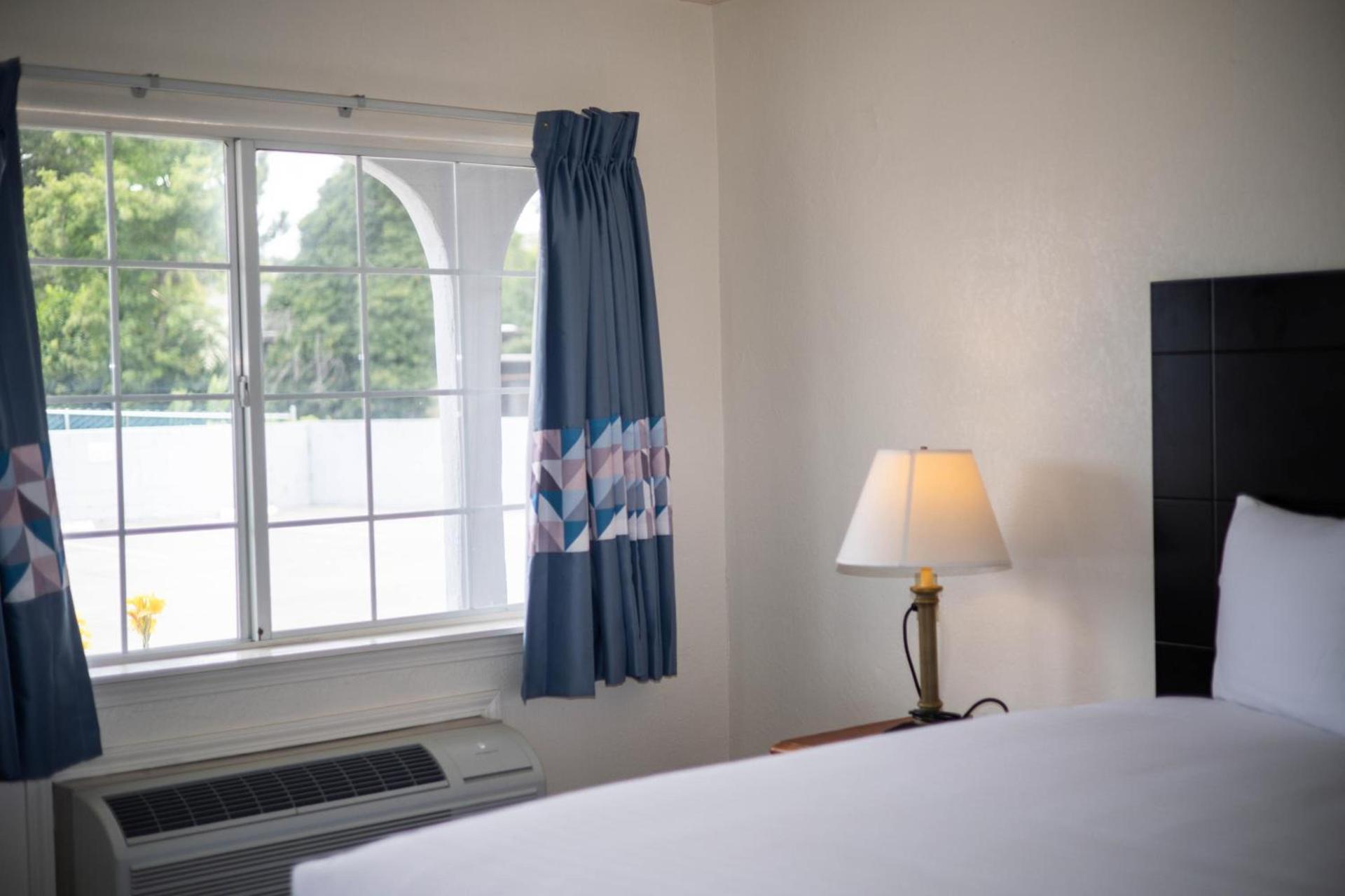 Deluxe Inn photo 23