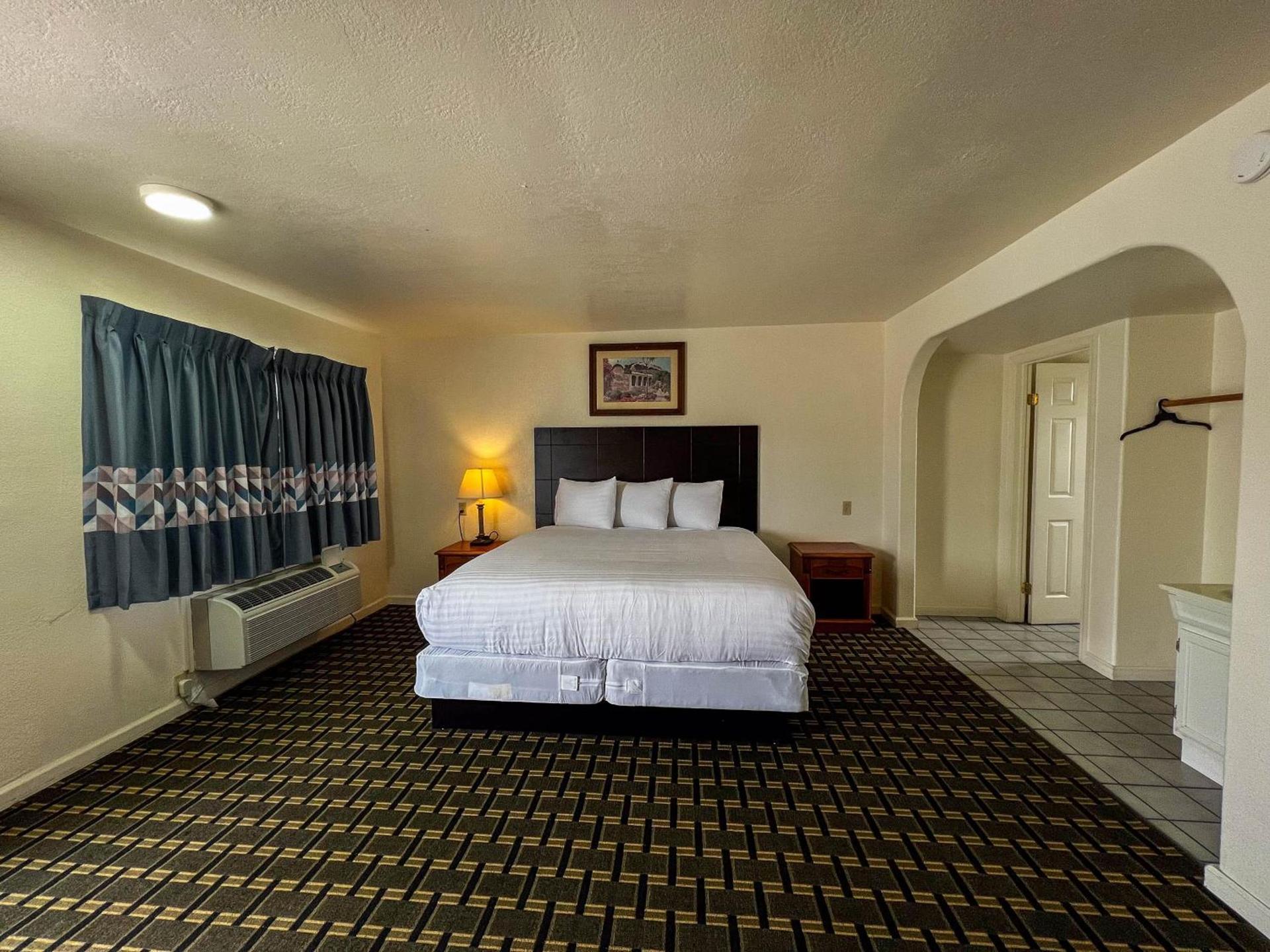 Deluxe Inn photo 24