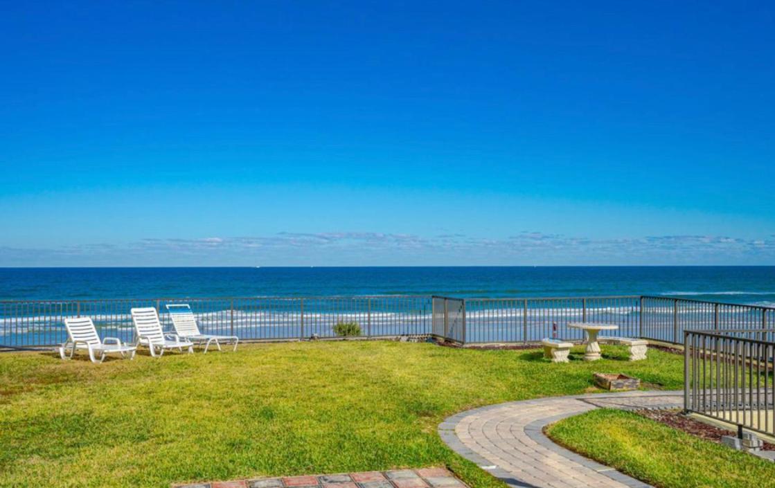 Single, Double or Quad Oceanview Studios - Direct Beach Access, Oceanfront Pool & Tiki photo 4