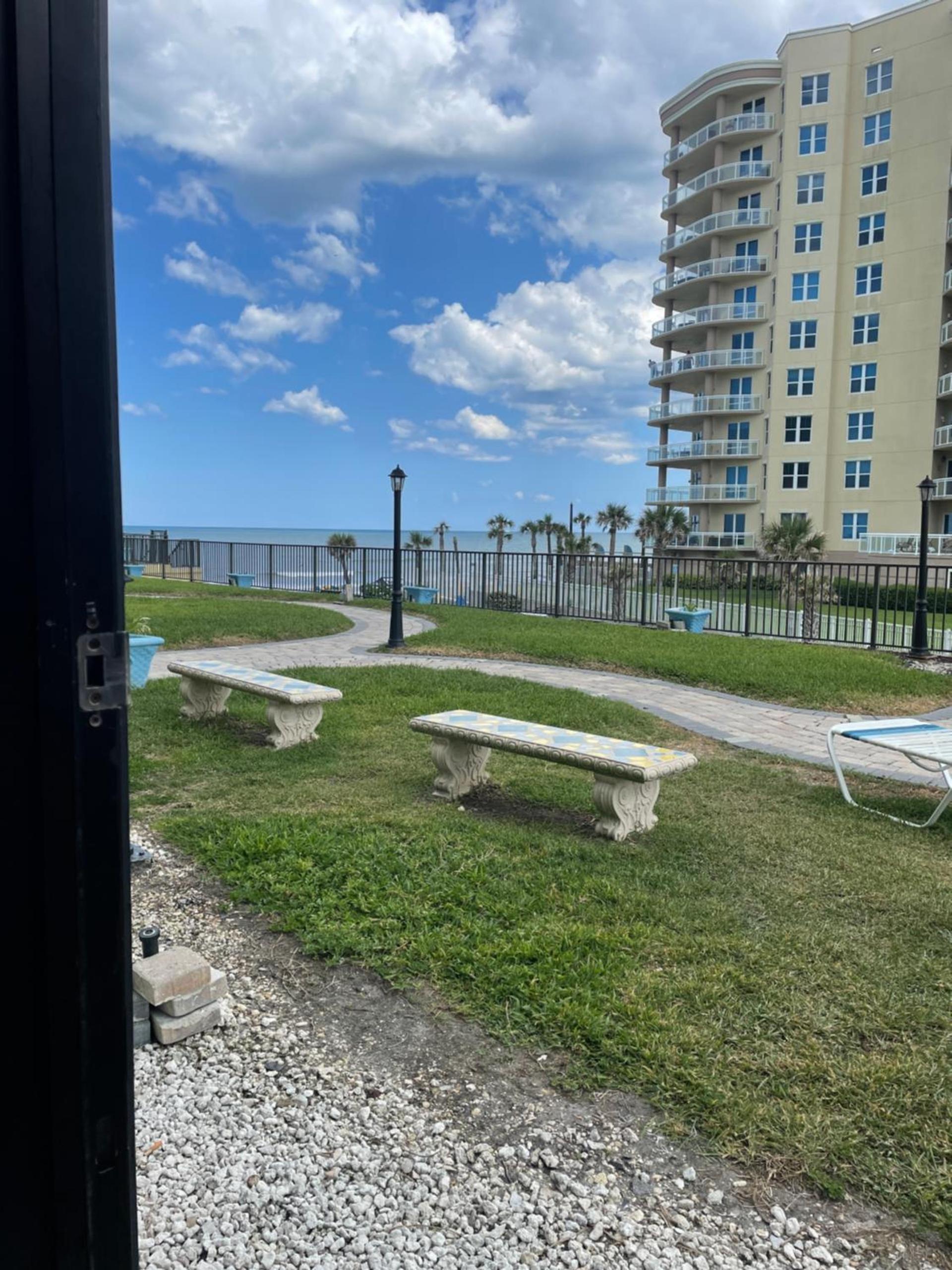 Single, Double or Quad Oceanview Studios - Direct Beach Access, Oceanfront Pool & Tiki photo 8