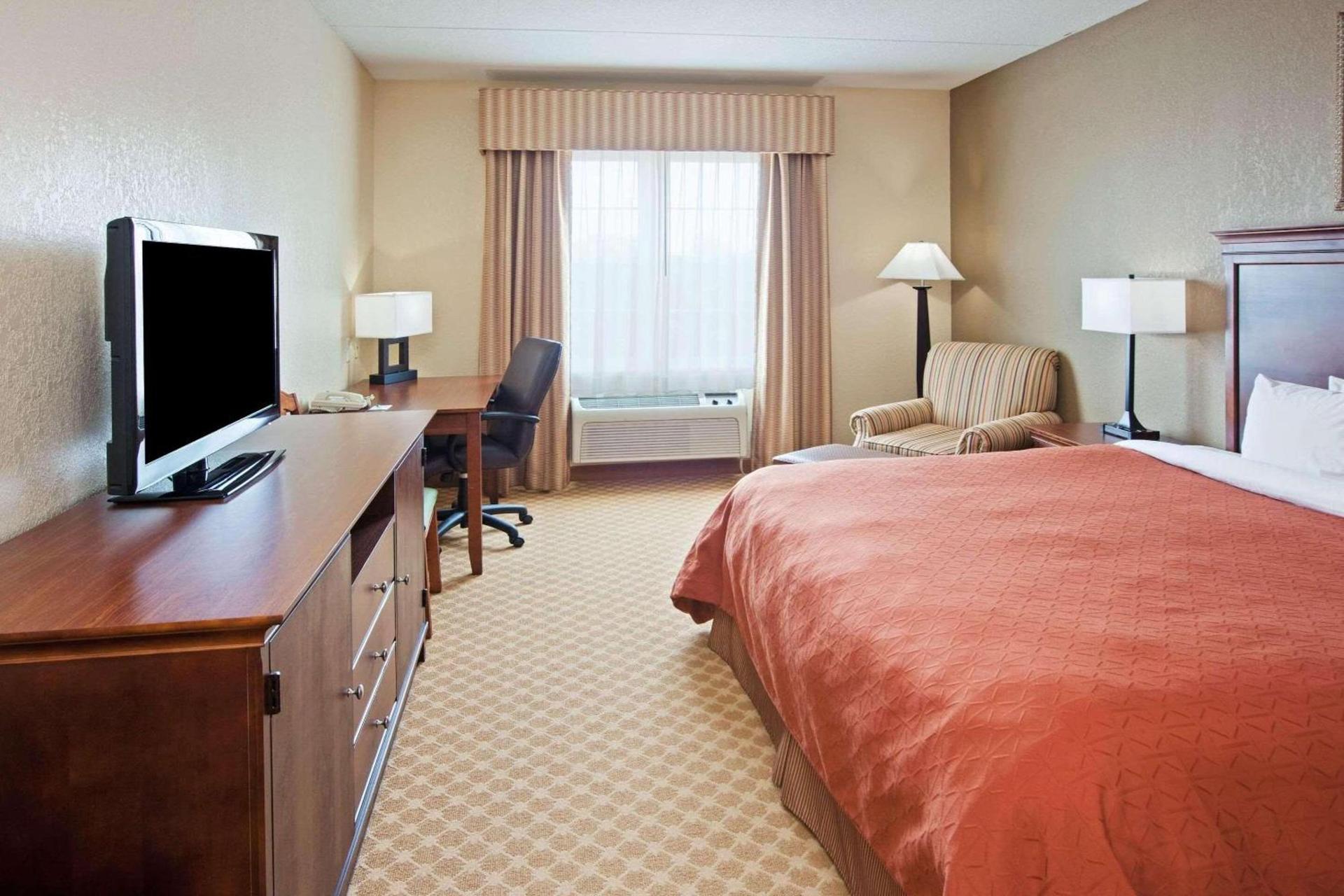 La Quinta Inn & Suites by Wyndam Knoxville West photo 29