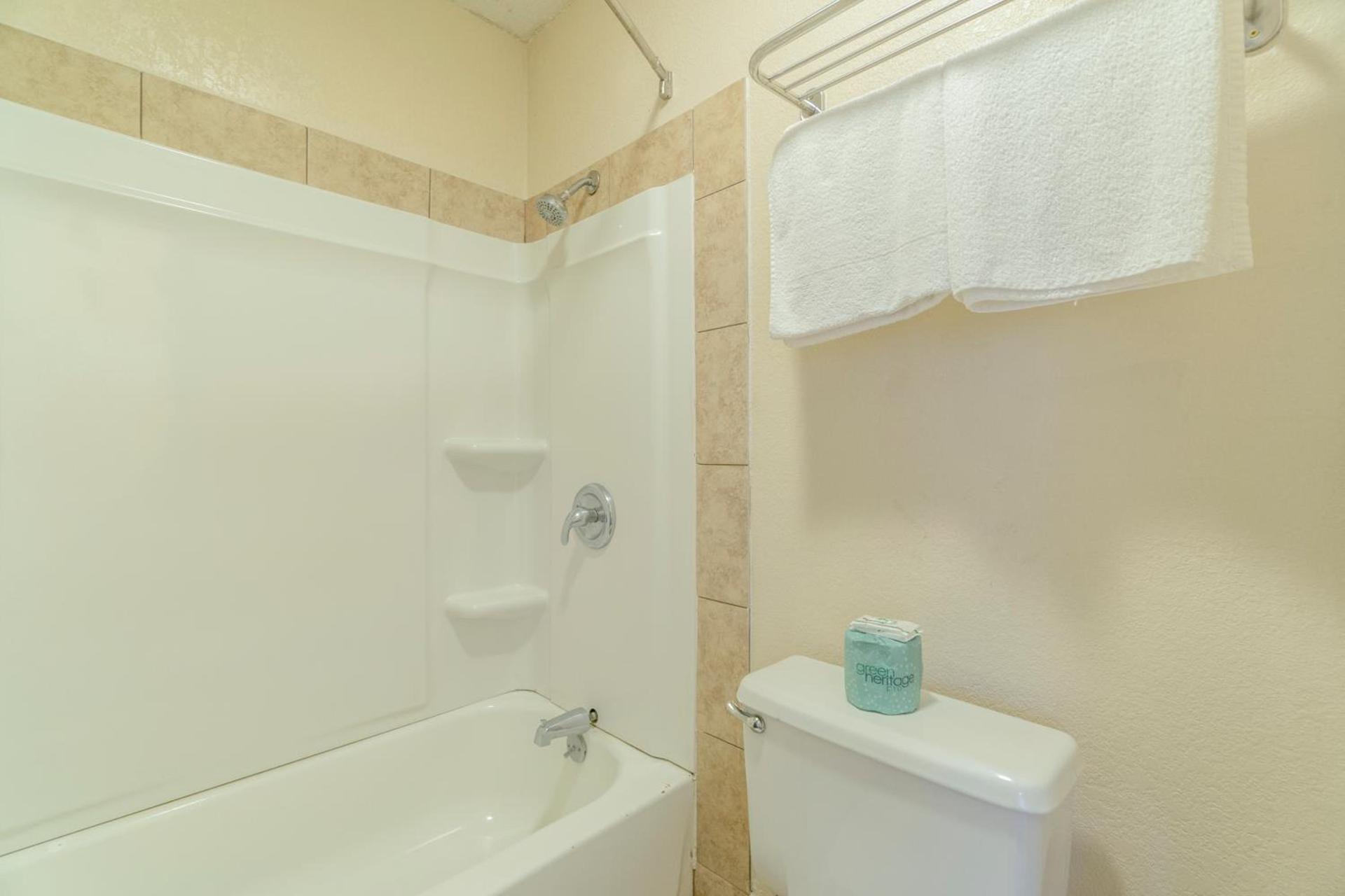Regency Inn & Suites By OYO Bay City TX photo 7
