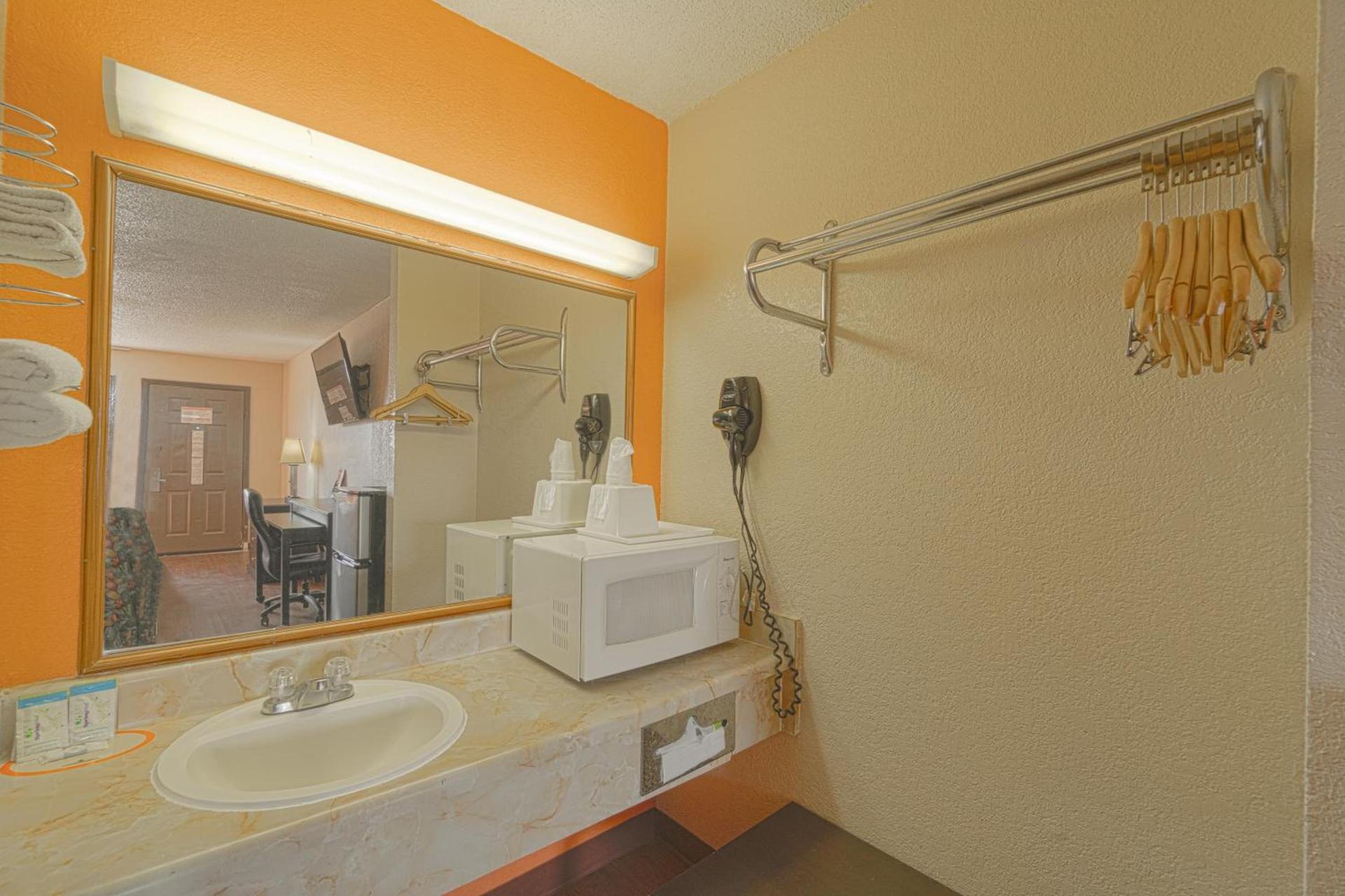 Regency Inn & Suites By OYO Bay City TX photo 6