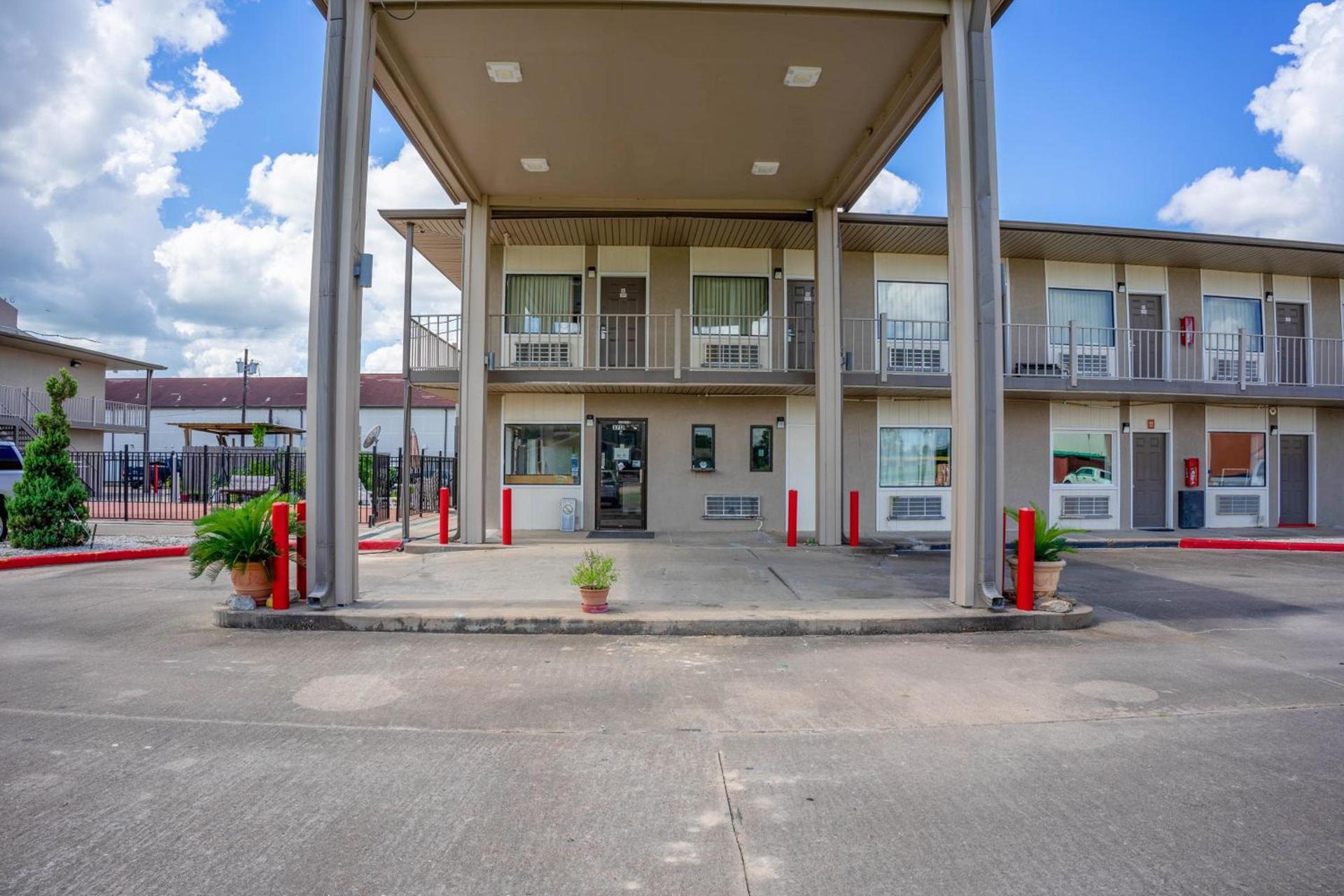 Regency Inn & Suites By OYO Bay City TX photo 13
