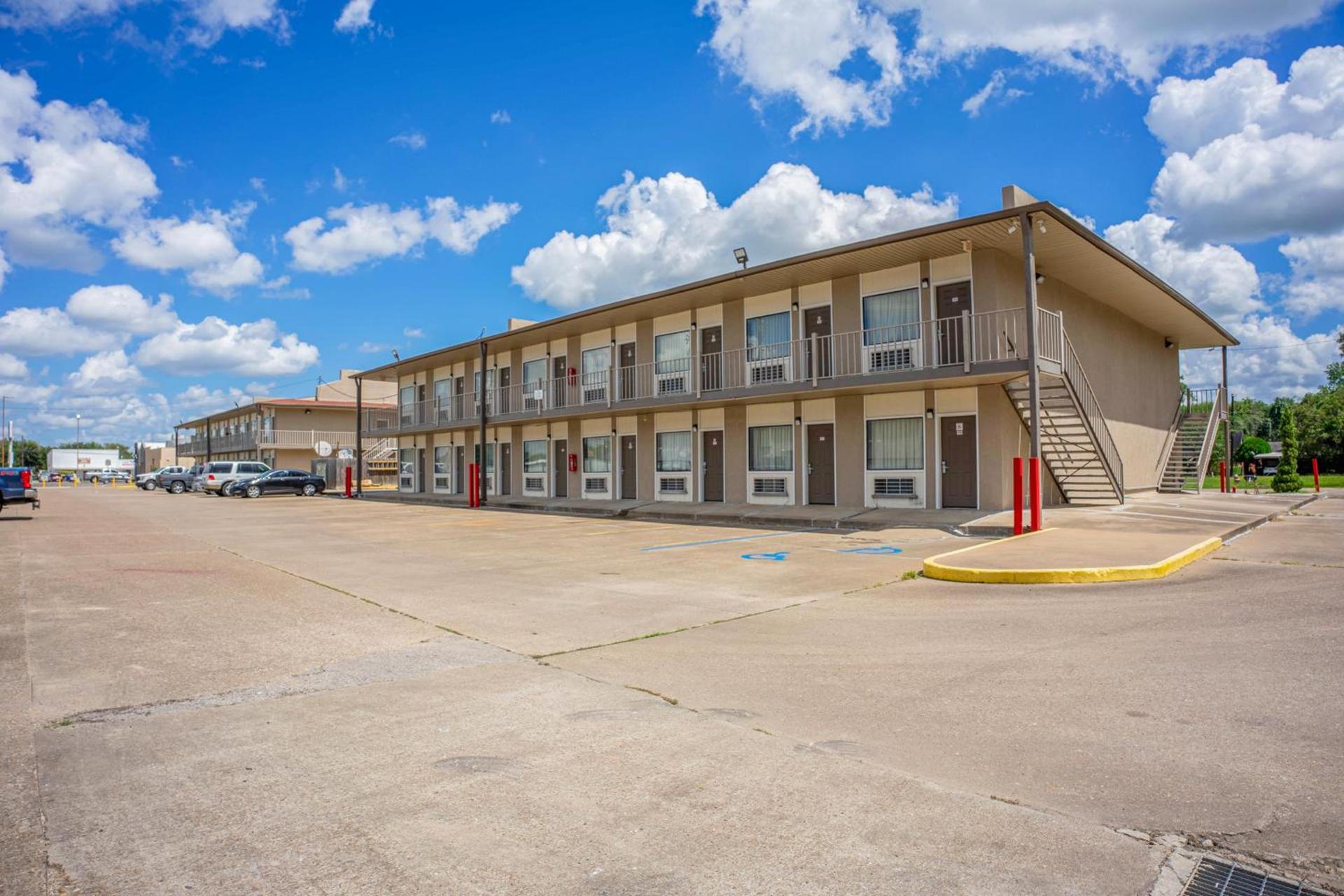 Regency Inn & Suites By OYO Bay City TX photo 15