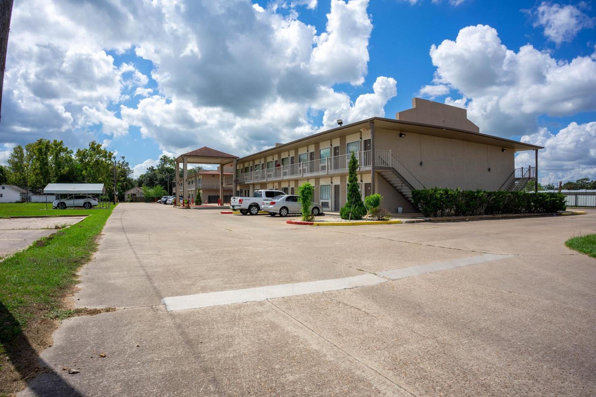 Regency Inn & Suites By OYO Bay City TX photo 24