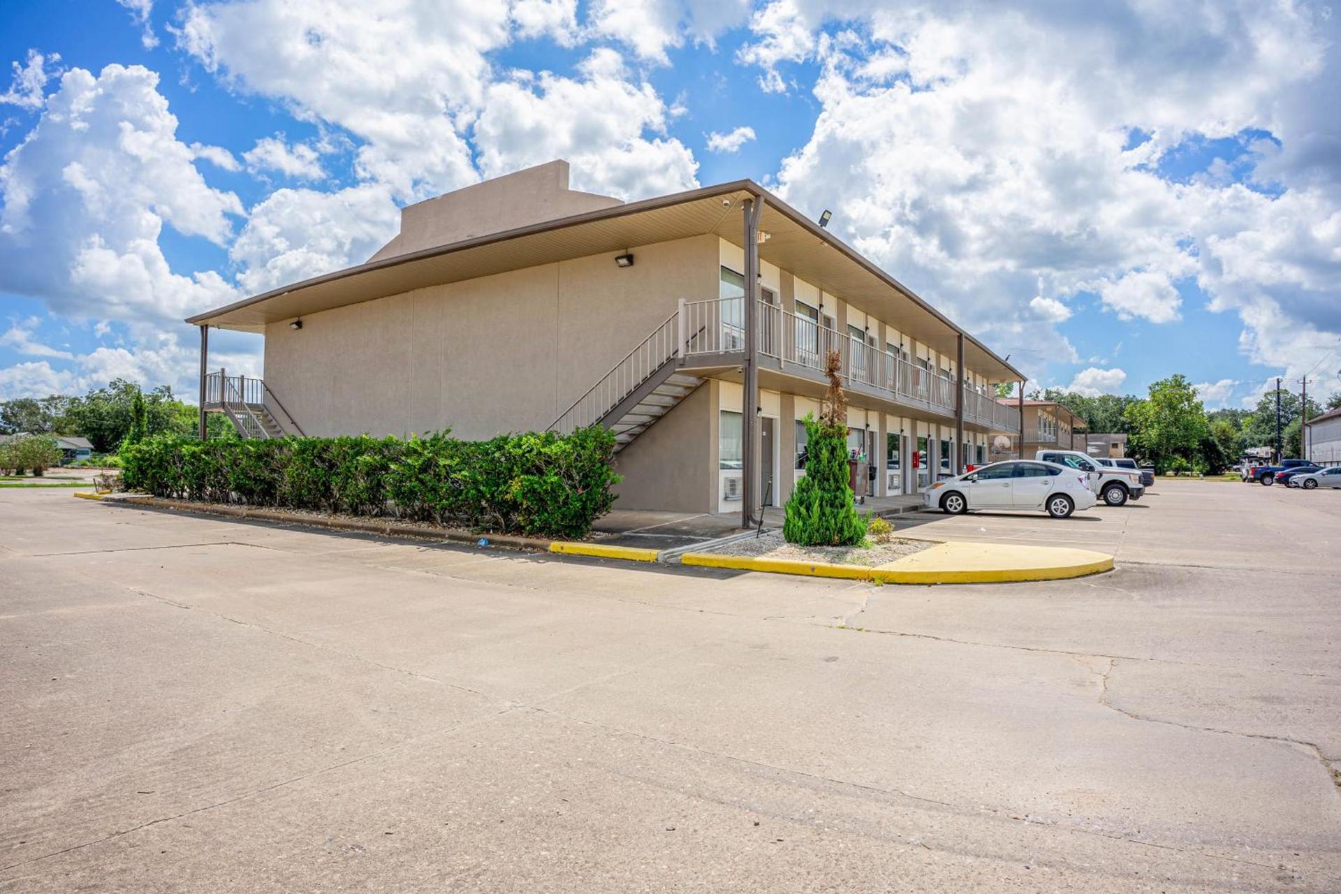 Regency Inn & Suites By OYO Bay City TX photo 23