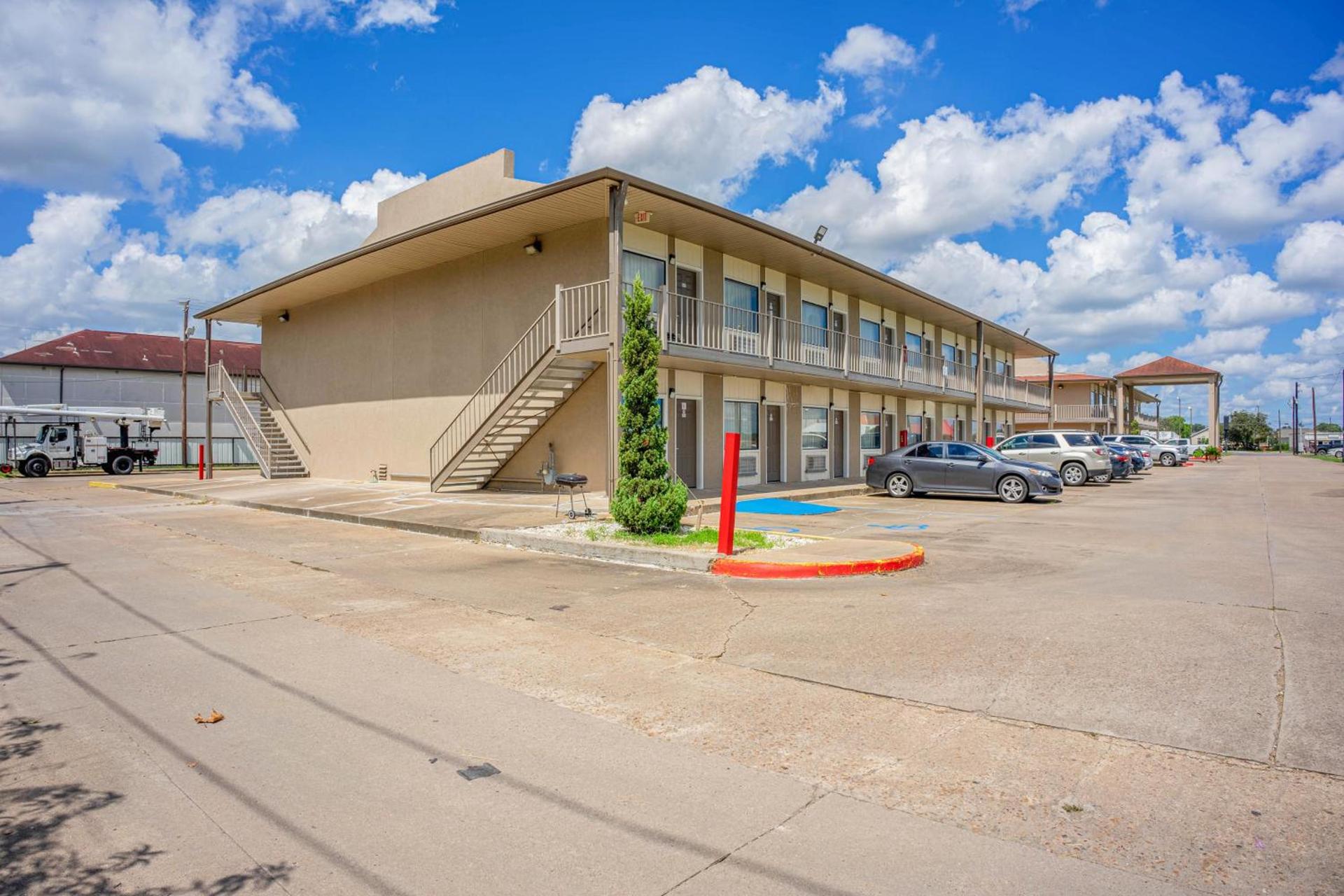 Regency Inn & Suites By OYO Bay City TX photo 21