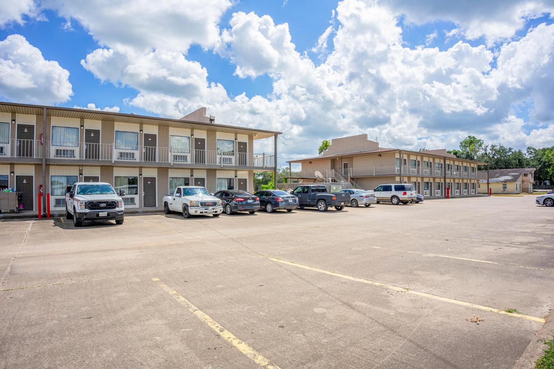 Regency Inn & Suites By OYO Bay City TX photo 2