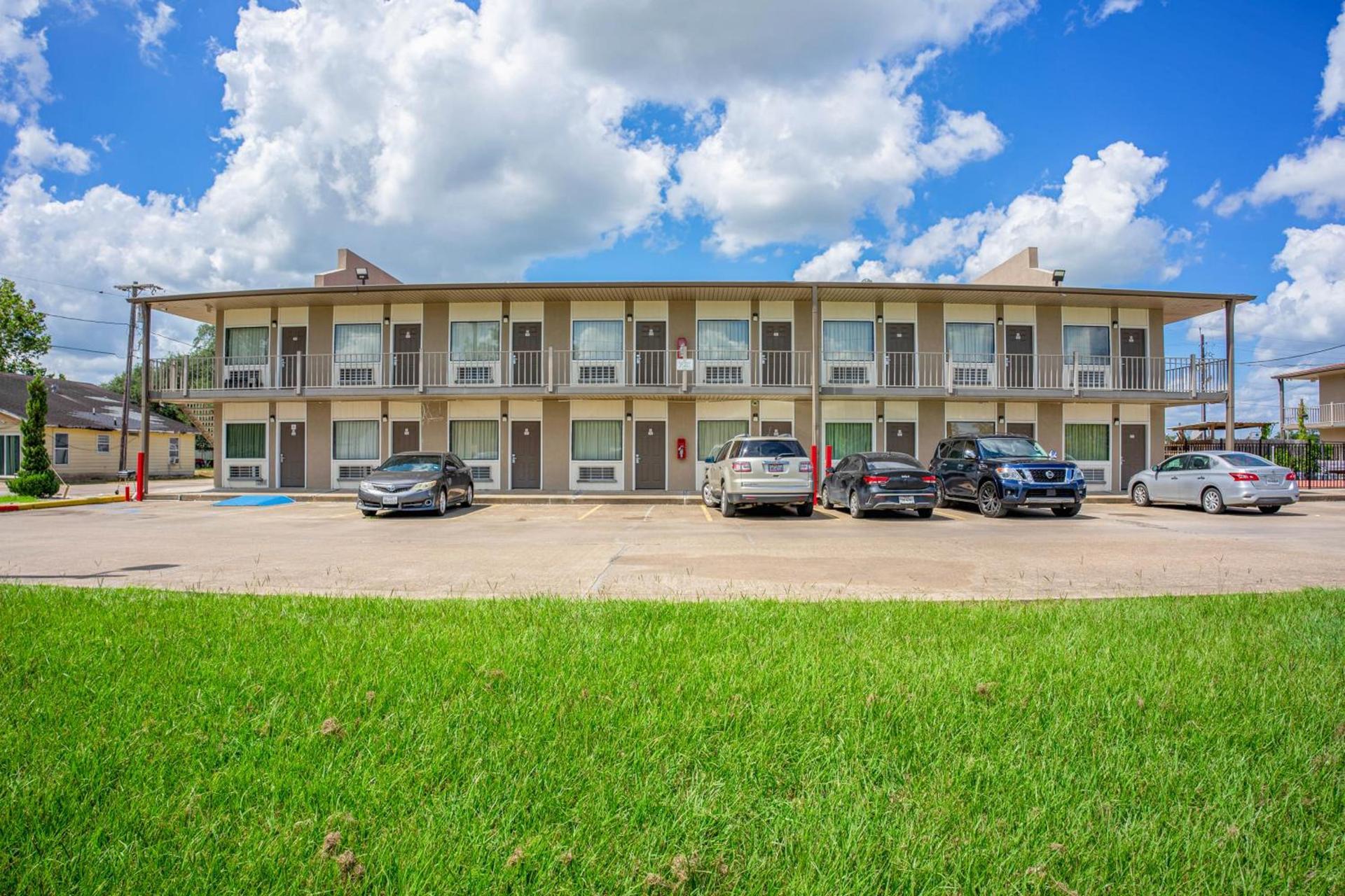 Regency Inn & Suites By OYO Bay City TX photo 17
