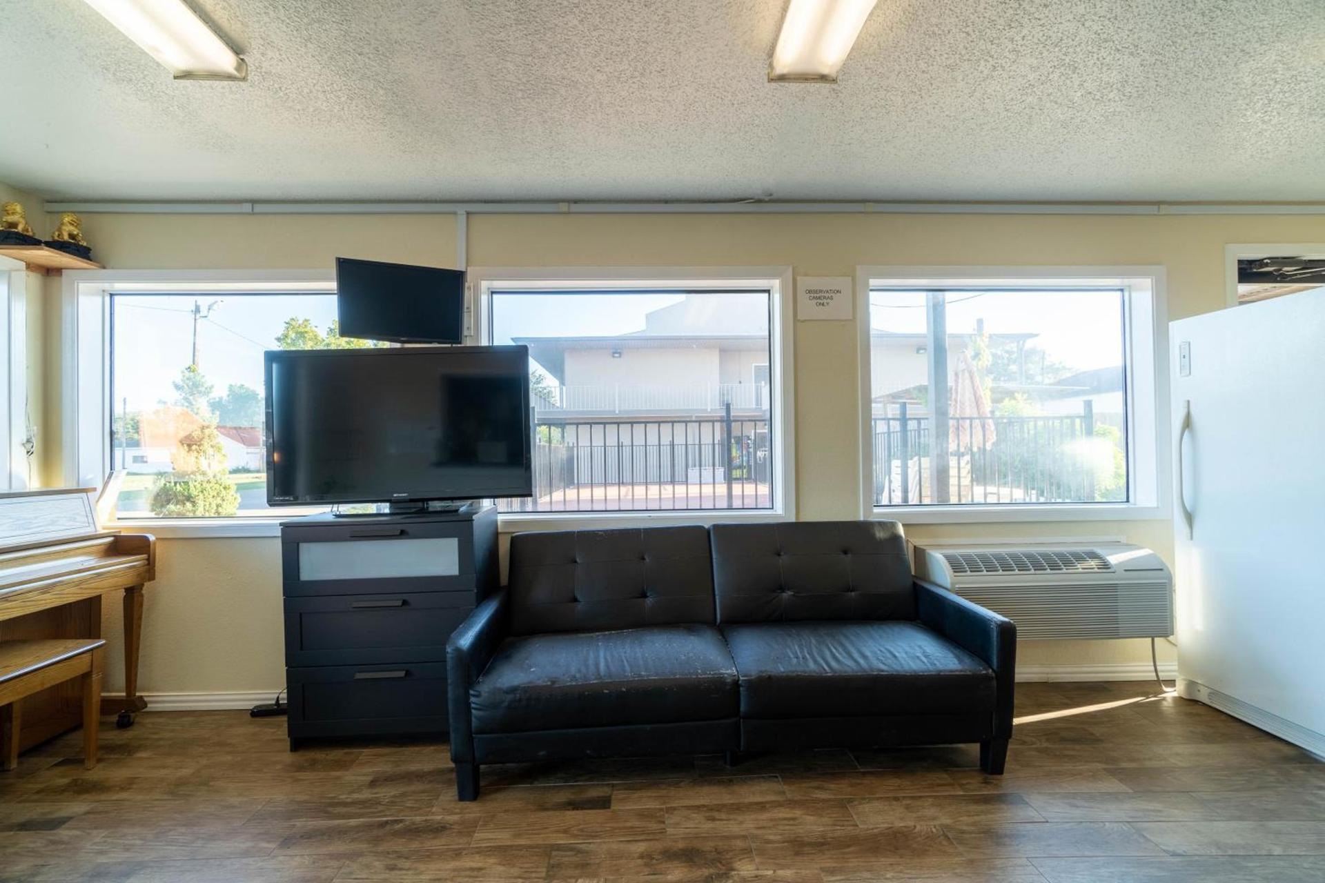 Regency Inn & Suites By OYO Bay City TX photo 26