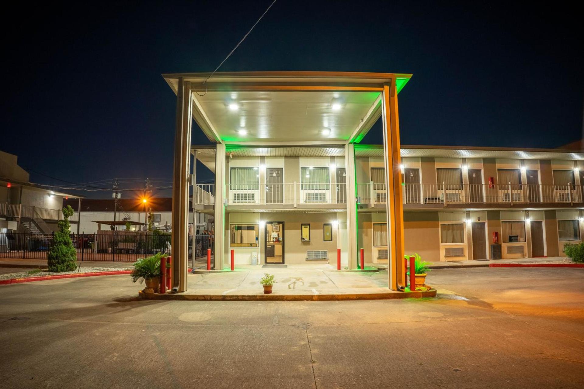 Regency Inn & Suites By OYO Bay City TX photo 36