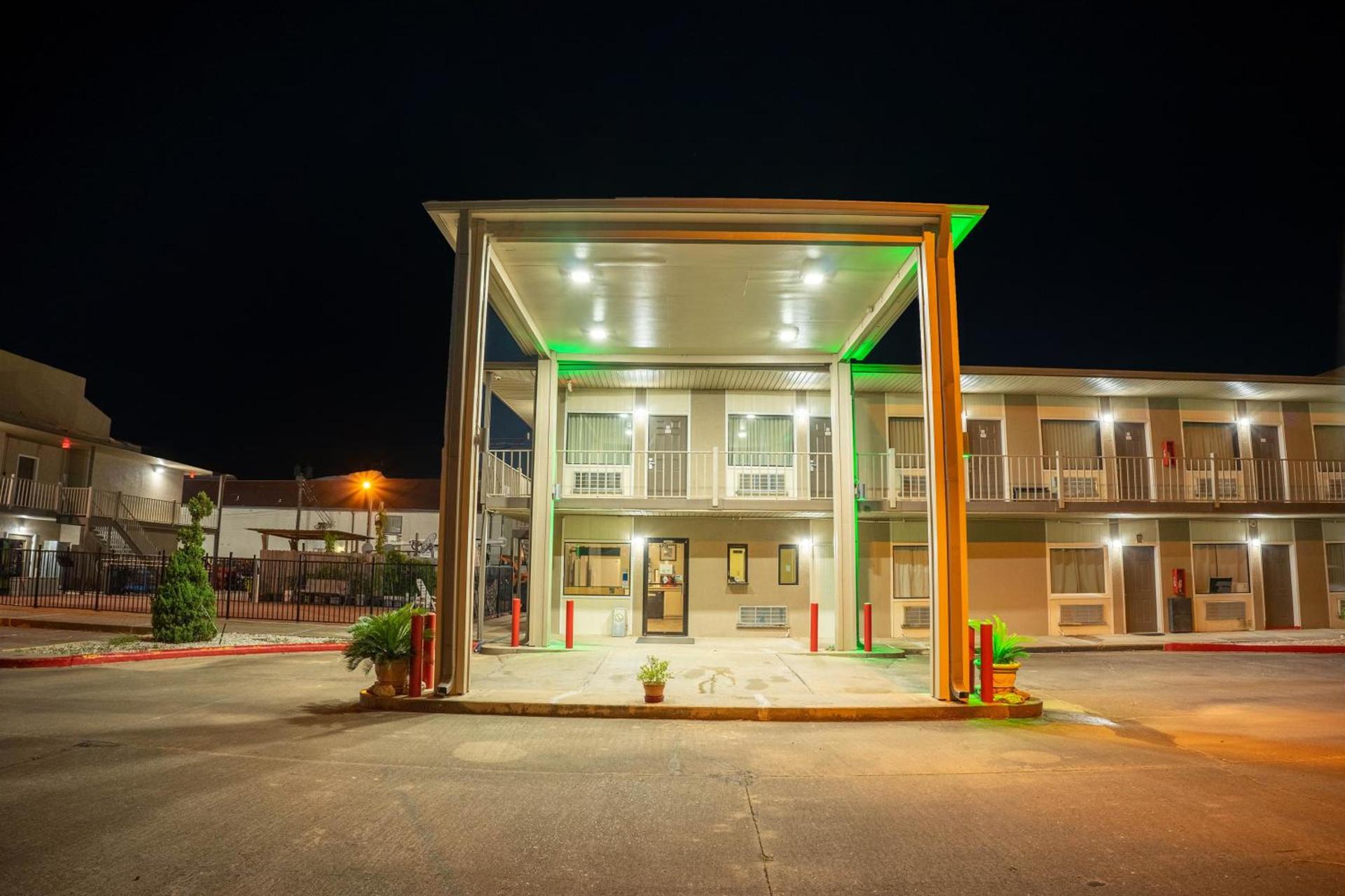 Regency Inn & Suites By OYO Bay City TX photo 35