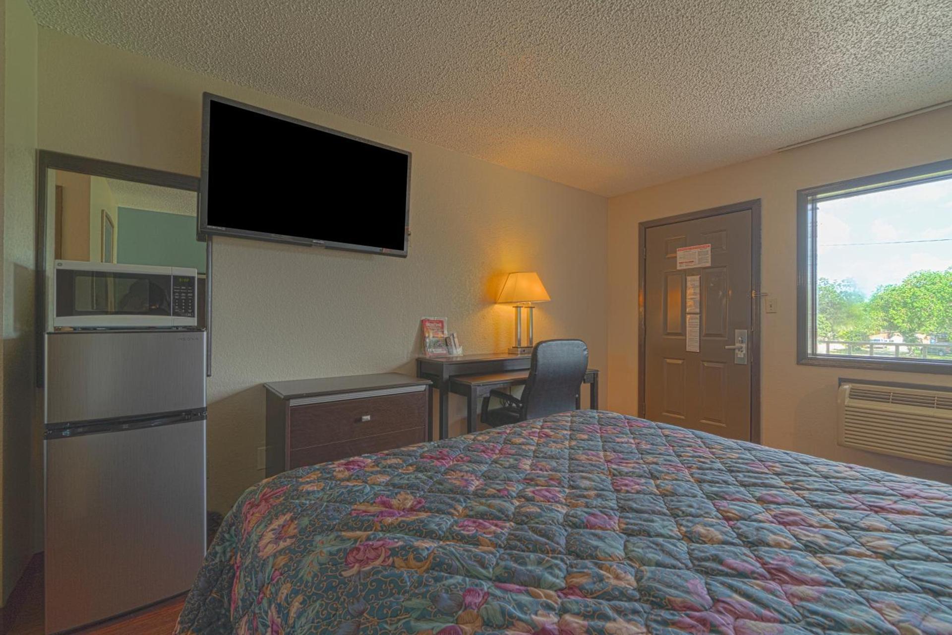 Regency Inn & Suites By OYO Bay City TX photo 55