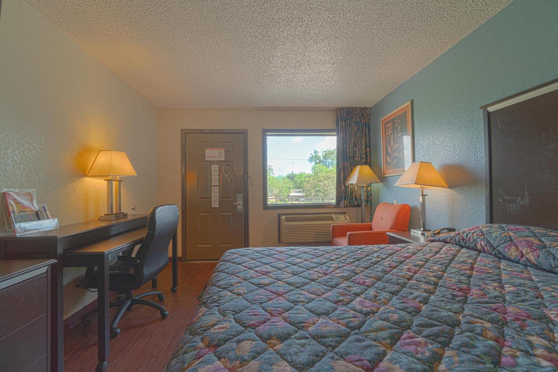 Regency Inn & Suites By OYO Bay City TX photo 53