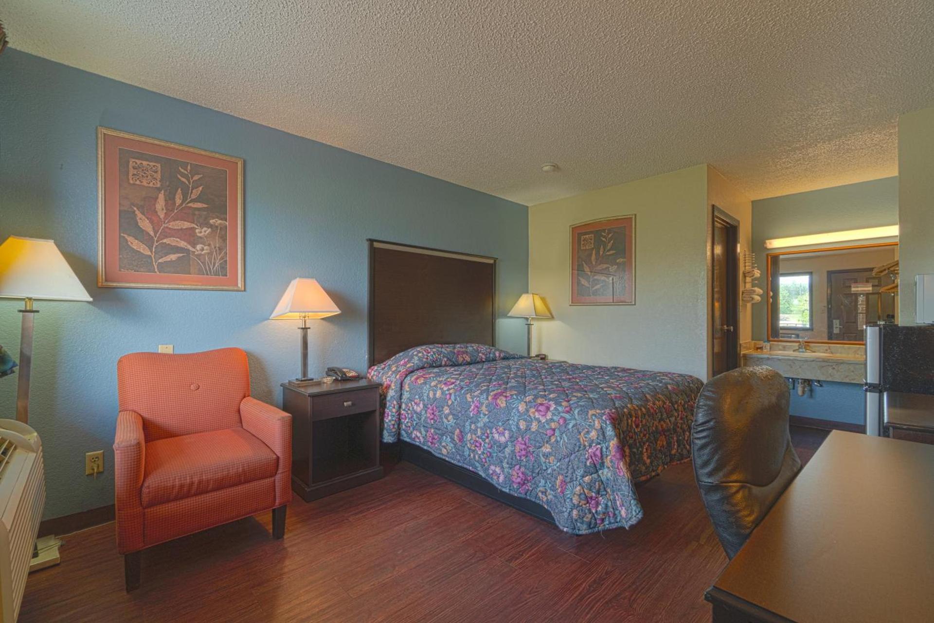 Regency Inn & Suites By OYO Bay City TX photo 59