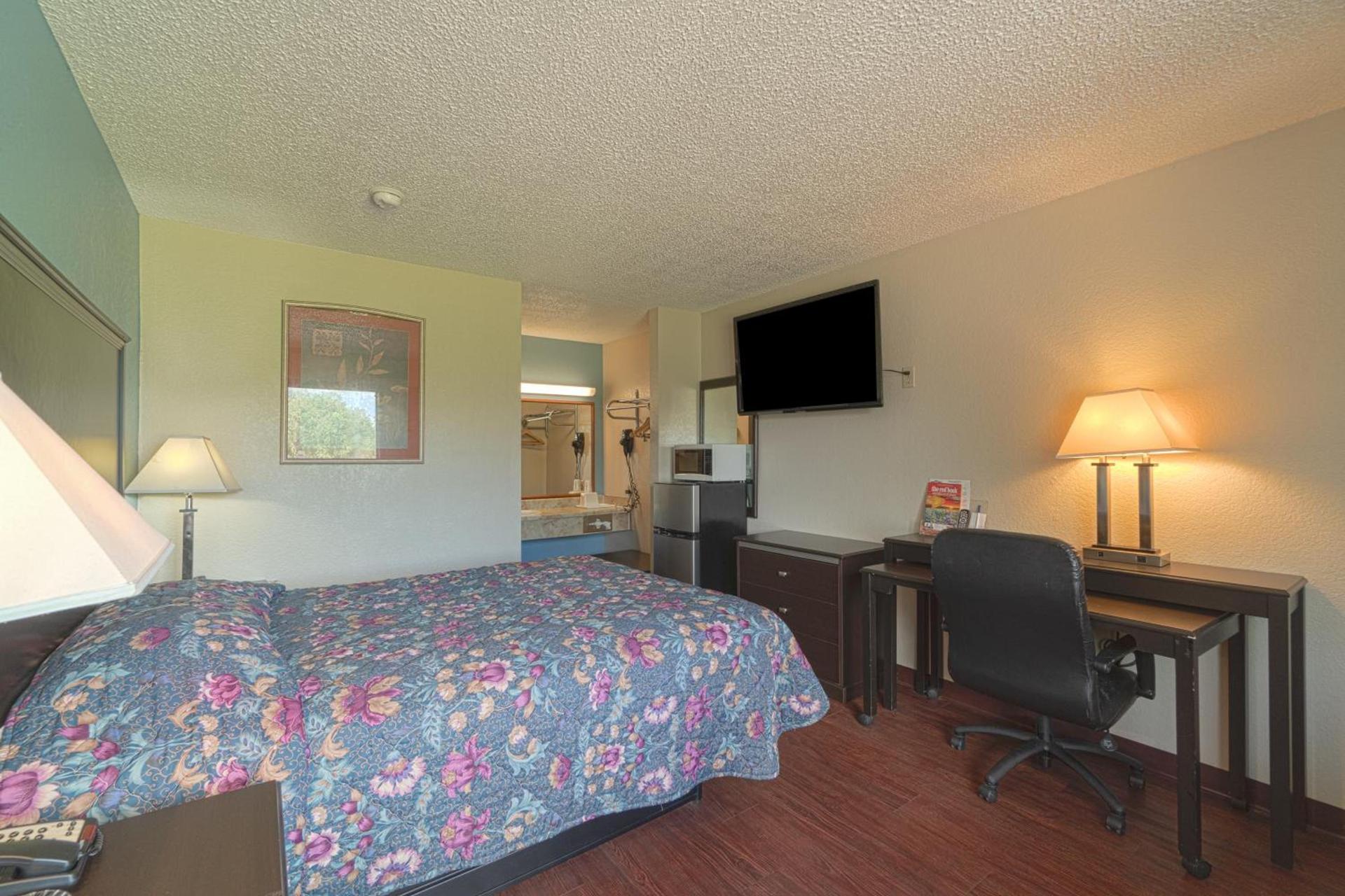 Regency Inn & Suites By OYO Bay City TX photo 56