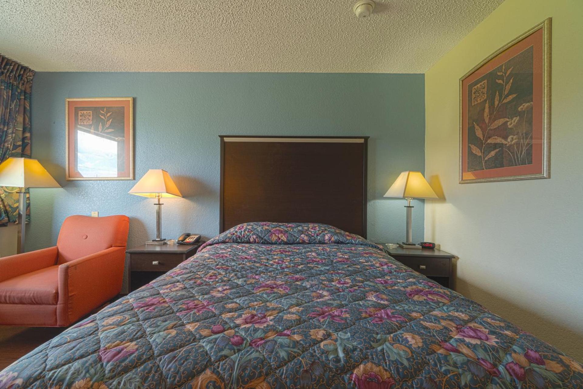 Regency Inn & Suites By OYO Bay City TX photo 54