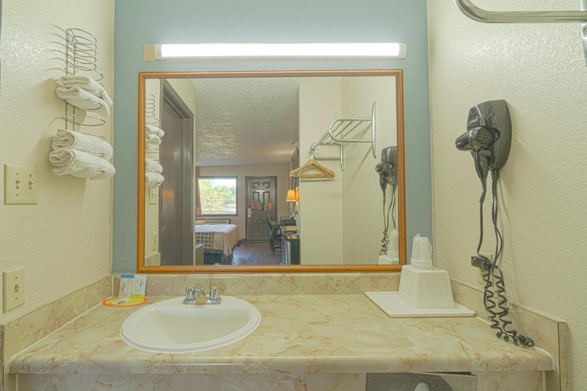 Regency Inn & Suites By OYO Bay City TX photo 63