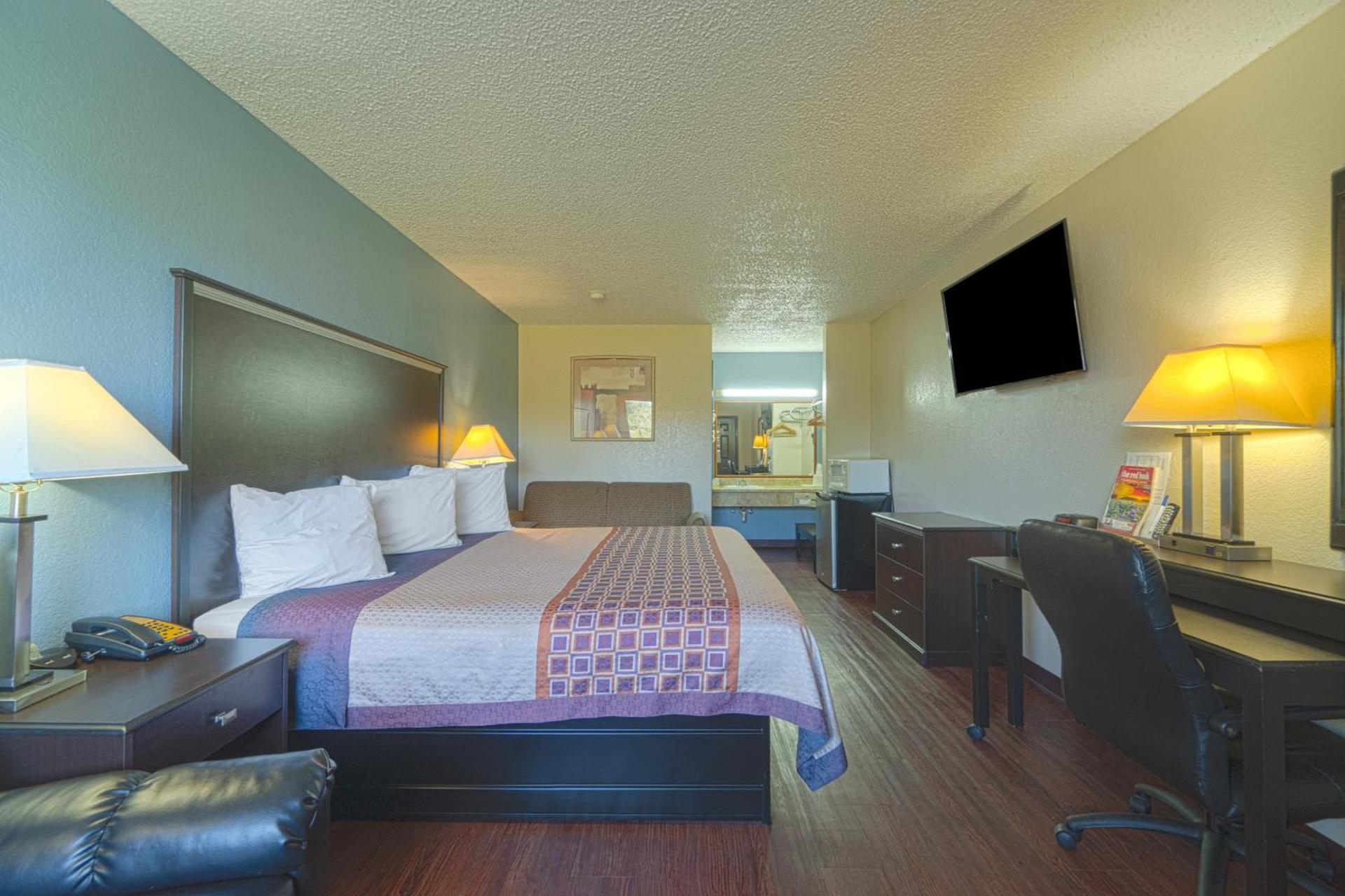 Regency Inn & Suites By OYO Bay City TX photo 62