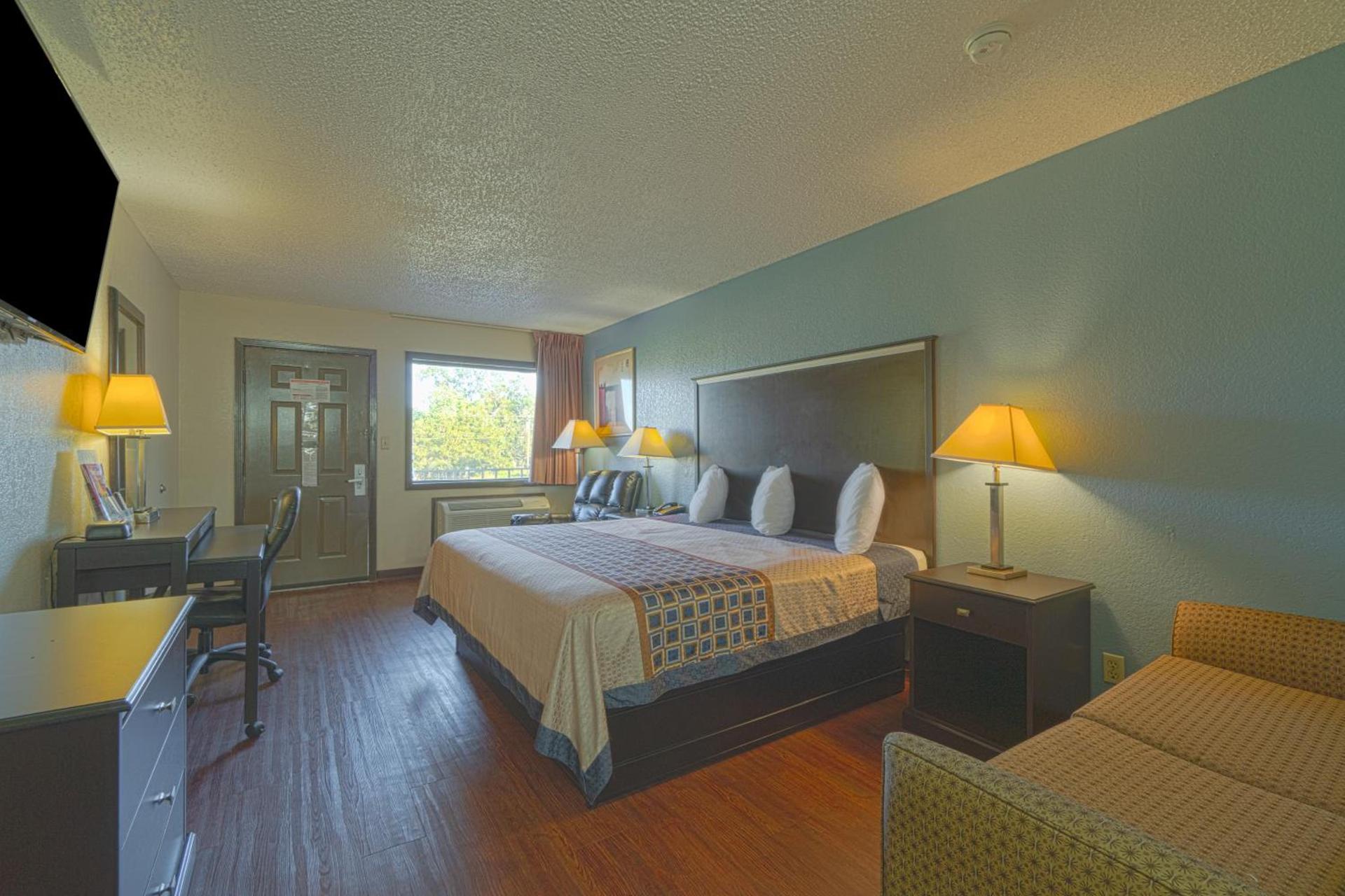Regency Inn & Suites By OYO Bay City TX photo 65